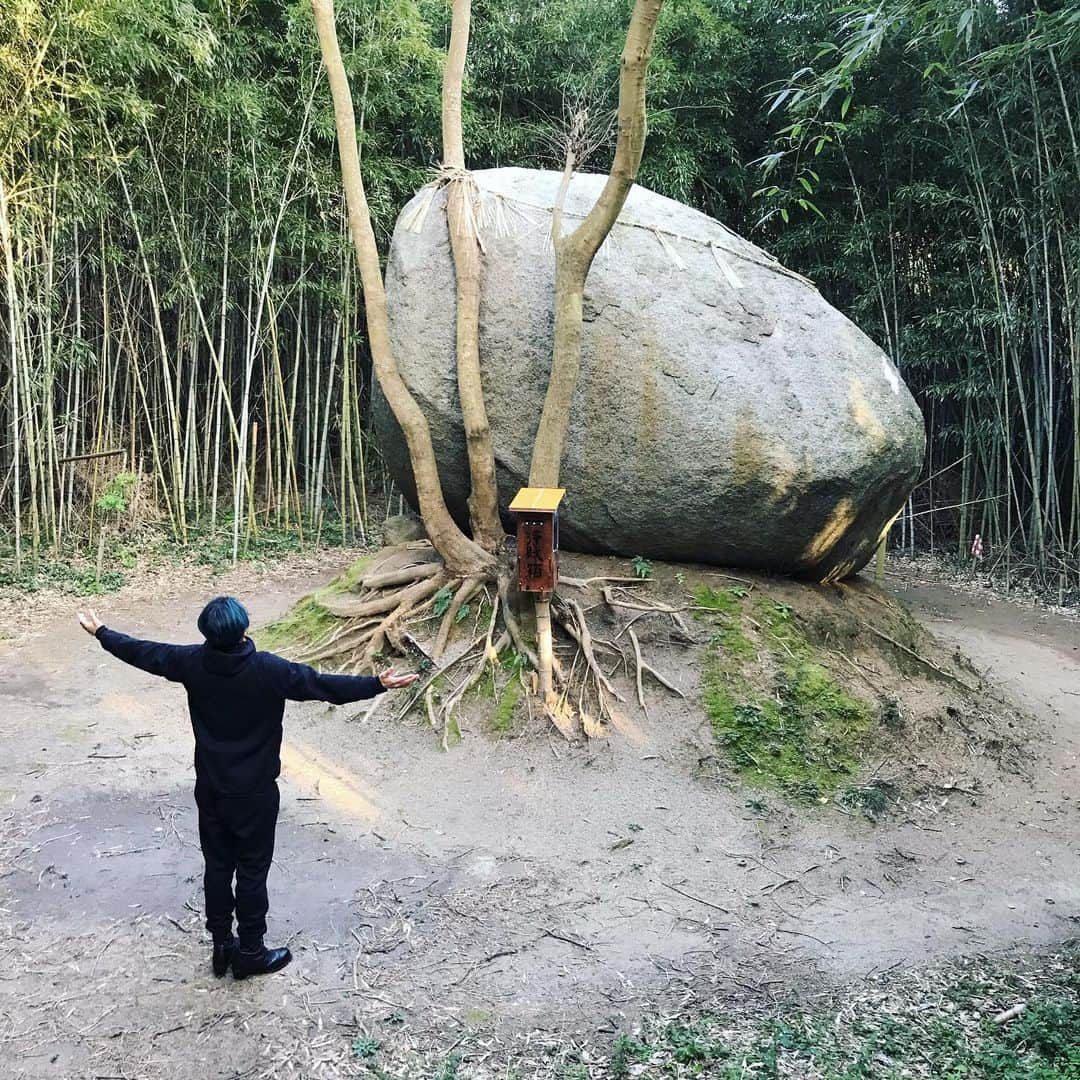 橘ケンチさんのインスタグラム写真 - (橘ケンチInstagram)「いつぞやの糸島。。 めちゃパワースポットらしい✨  一日も早く事態が終息しますように🙏  みんなで頑張りましょうね💪💪💪 #ライブ再開を願って #願えば叶う #EXILEの願いを聴くのがおすすめ #願いの塔聴きたくなった #日々心健やかに #手を広げたらパワーもらえるらしい #事態が終息したら糸島行ってみてください #実際に見ると石どでかい #なんでこんなところに」4月9日 14時56分 - kenchitachibana