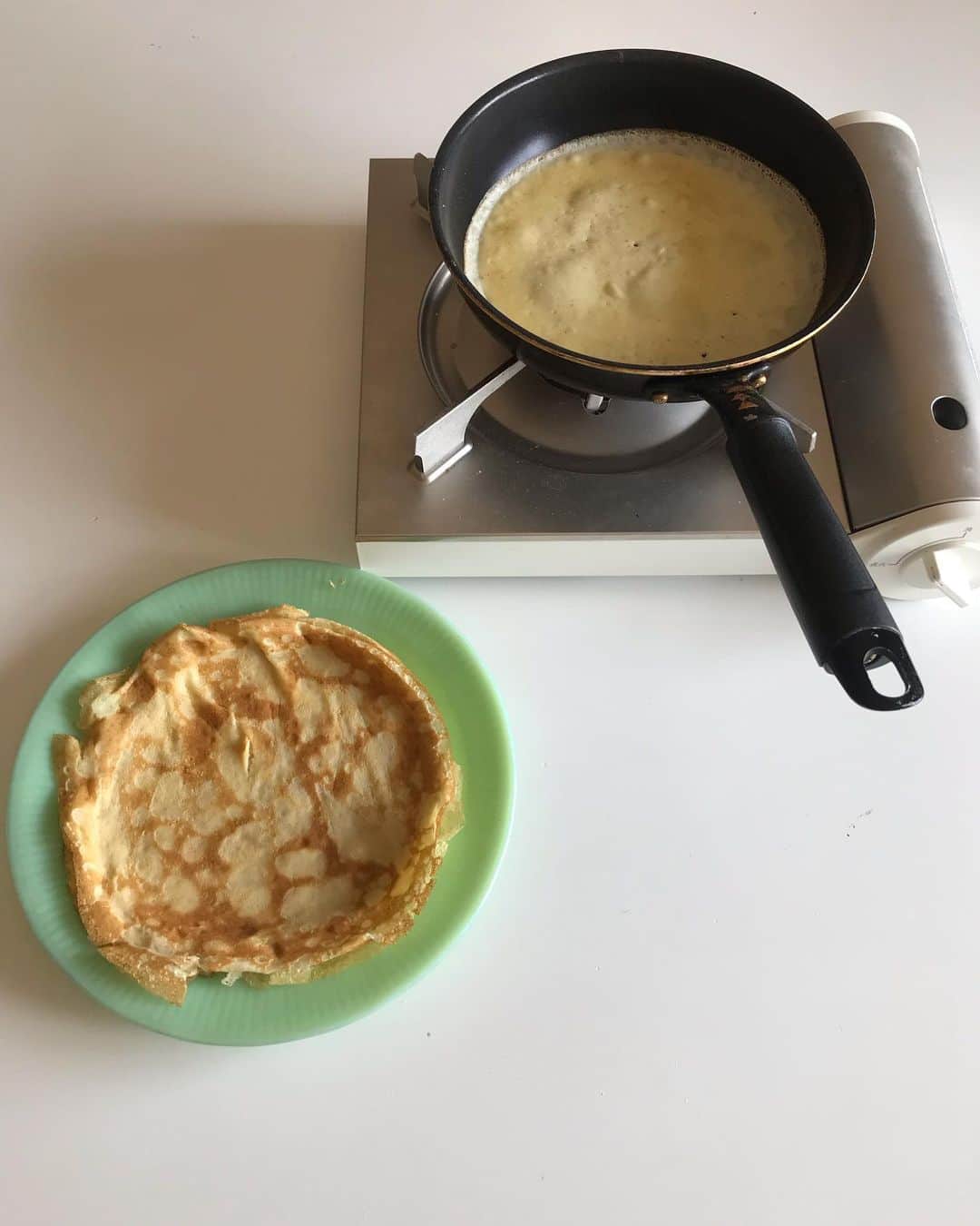 福田淳子さんのインスタグラム写真 - (福田淳子Instagram)「【料理リレー】 料理研究家の脇雅世先生とPari Katoさんが発起人となってスタートした料理リレー。 バトンパスされた料理家たちが家にある身近な食材で作れる簡単レシピをご紹介していくリレーです。 私は料理研究家であり、友人でもある世界のいろんな国のお料理を紹介している、水谷景子さん @kaycoo からバトンを受け取っています。  以下、脇先生からのメッセージです 『世界中が危機感で溢れている毎日です。おうちで過ごす時間が増えたみなさんと料理で繋がることができたらと思い《料理リレー》を試みたいと思います。いつもお家にある材料で簡単に作れる一品をリレー形式でご紹介します。わざわざ買い物に出なくて済む料理作りのヒントになれば幸いです。料理を生業とする私たちから、ご覧いただいた皆さんがハッピーになることを願って』  私がご紹介するのはクレープです。シンプルで、おうちにあるような材料や道具で作れれるのにちよっとした工夫でぐんとおいしくなります。ラム酒を加えると、ぐんと生地に香りが増します。トッピングはお好きなものを、なのですが私のイチオシはシンプルなレモンシュガー。追いバターを追加してリッチにいただきます。  クレープ 材料（直径約20cmのクレープ６枚分） ・卵 1個 ・牛乳　150ml ・ラム酒　小さじ１〜３ ＊ラム酒は入れなくても作れます。お酒好きな人は多めに入れてください。 ・薄力粉　50ｇ ・砂糖　大さじ1/2 ・バター　10g  １,ボウルに卵を割り入れて、溶きほぐし、牛乳、ラム酒を加えて混ぜます。 ２,別のボウルに薄力粉と砂糖を入れて混ぜて、１を少しずつ加えながら混ぜあわせます。粉類に液体類を加えるのがダマにならないコツです。ラップをして冷蔵庫で1時間以上寝かせます。 3 .フライパンを熱し、バターを入れて溶かし、２に加え混ぜます。ここで、少し焦げるまで熱すると香ばしさが増します。これはお好みで。 ４ .フライパンを熱し、３の生地をお玉で1杯分くらい流し込みます。手早く回し広げて、両面焼きます。残りの生地も同じように焼きます。 ５ .好みのトッピングをしていただきます。  私のバトンはいつもアシスタントとして助けてくれる二人に繋ぎます。 「秘密のケンミンショー」フードコーディネーターも担当する料理のスペシャリスト梶山葉月さん @hazu_kitchen そして若手人気菓子研究家の高石紀子さん @pointje です。 #家で過ごそう #stayhome #料理リレー #cookingrelay」4月9日 14時56分 - junjunfukuda