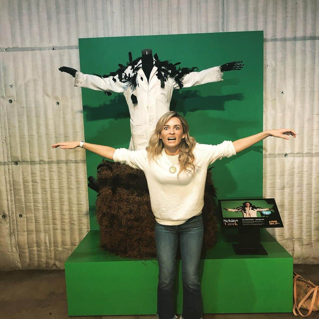 リンジー・ゴートのインスタグラム：「can’t believe Schitts Creek is over. is this a good time to pitch a Crowening tv series? #schittscreek」