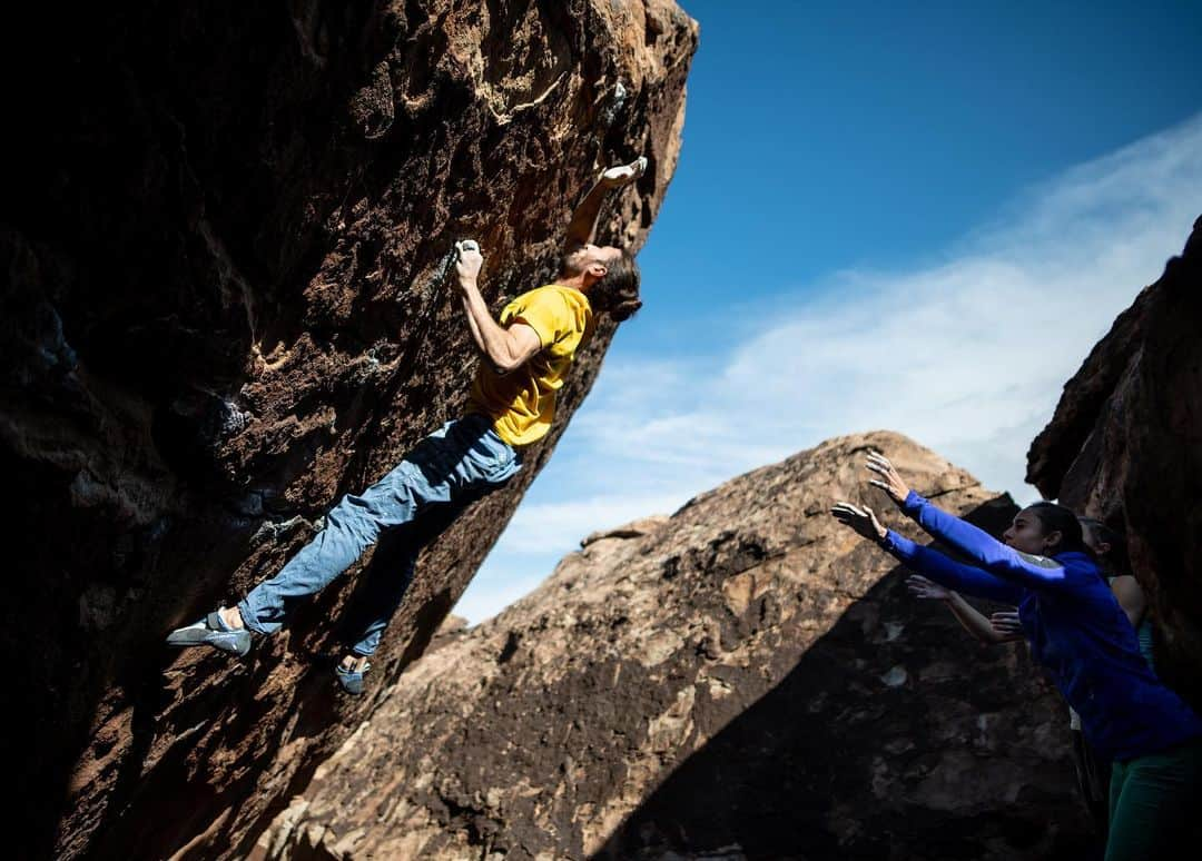 アレックス・メゴスさんのインスタグラム写真 - (アレックス・メゴスInstagram)「I took this picture of @dialogue4peace in Hueco Tanks one day before my pulley rupture back in December 2018. At first I thought I won't be psyched for that place for a long time but I already can't wait to go back there one day. And what I miss even more are the good conversations we had that trip!  Stay safe and sane you all.  @patagonia_climb @redbullgermany @goretexeu @tenayaclimbing @dmm_wales @cafekraft_nuernberg @sterlingrope @fazabrushes @frictionlabs #stylefirst #carrotsforpower」4月9日 6時09分 - alexandermegos