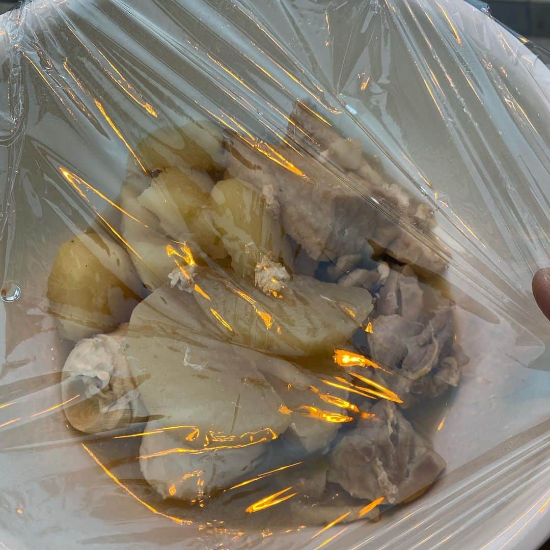 カバのインスタグラム：「おはようございます。 パン屋さんに出勤する時の朝ご飯、昼ご飯は大体こんな感じで持っていきます。汁物は完全にこぼれます。カバンや袋に入れるにはかなり勇気がいります。蓋なしラップのみのストロングスタイル。ただラップをめくればすぐおかず、つまみ食いし放題。これぞ、ボウル弁当。世の勇気あるお母さん方、是非一度お試しください。パン屋の朝は早い。 . . #食パン専門店 #食パン工房むぎ #むぎ #食パンのある生活 #ボウル弁当 #パン屋の朝は早い」