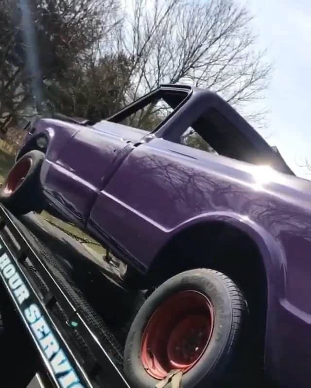 ファンクマスター・フレックスのインスタグラム：「While we got time! We finishing my #68c10 !!! @cmb.collision got me right! @lmctruck on the sheet metal! I got a 69 427 big block! In need @edelbrockusa heads, carb and intake! Bobby / Paulie about to rock and roll! 400 Trans, @flowmaster_official exhaust, 12bolt, @hotchkis suspension, @gillininteriors on them seats! WHATS YOUR FAVORITE CLASSIC CAR? #1968c10」