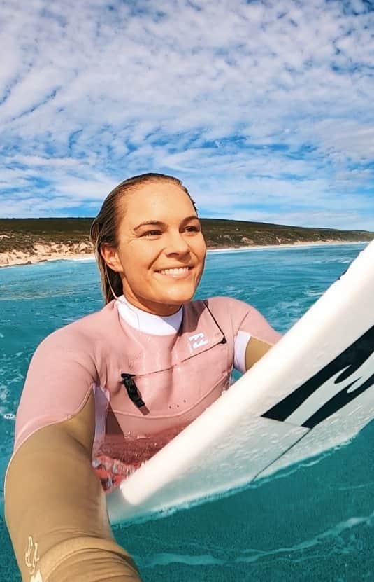 フェリシティー・パルマティアーのインスタグラム：「I had so much fun designing my own wetsuits, what one’s your favourite? 💖💜💙❤️ You can now design your own too! Head to @billabongwomens website to check it out 😀 || @gopro」
