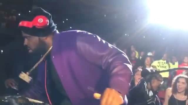 ファンクマスター・フレックスのインスタグラム：「PRE QUARANTINE! 20,000 STRONG! KINDA GIVES ME ANXIETY LOOKING AT ALL THOSE PEOPLE! Chain Swinging! (No Monitor)- Djs know what I mean! (Soundman disappeared)- had my controller in car! (NOTHING BUT LADIES) They told me to turn the arena into a niteclub!🤷🏿‍♂️ WHO MISSES THE NGHTLIFE? Vid via: @djhrnyc」