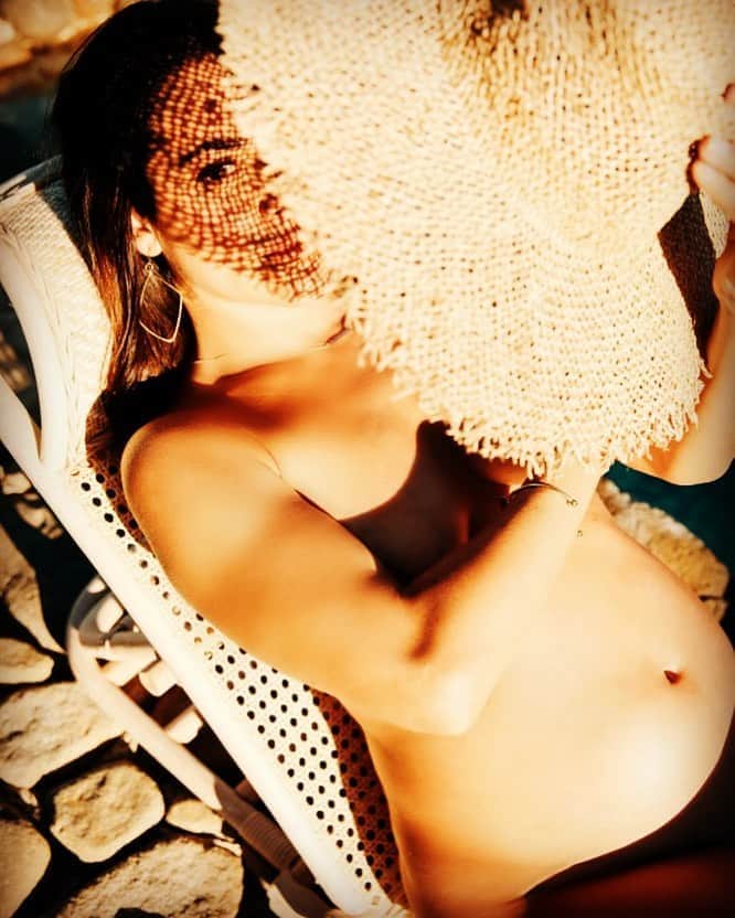 カミーユ・グアティのインスタグラム：「#WCW I felt so confident in my #pregnant #body!  Channeling that inner energy as I sit here in #quarantine. To love my new body, be kind to myself and to be patient. Because the bigger picture is this angel sitting right in front of me. I would do it again a million times over. #6.5months #pregnant #ivf #ivfbaby #deivf #DEBABY . 📷 @candida .AD @estherellmore」