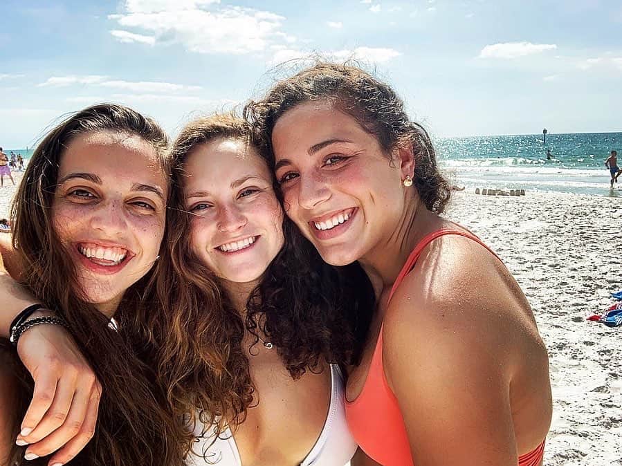 のインスタグラム：「We didn’t even realize we were making memories, we just knew we were having fun 🧡」