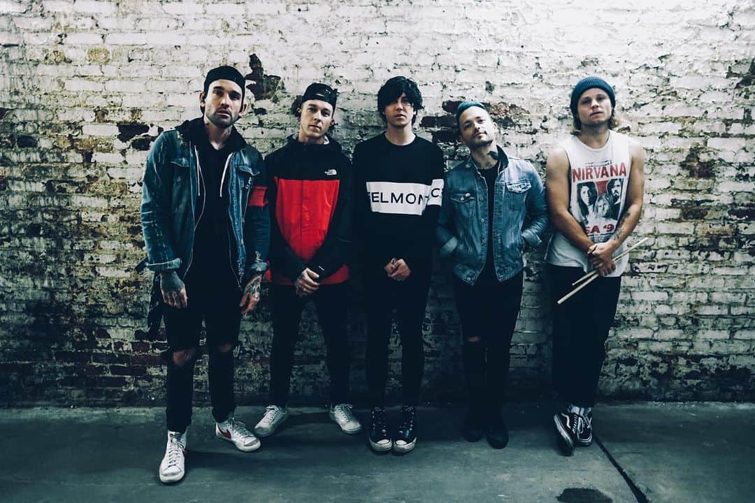 ジャスティン・ヒルズのインスタグラム：「Supposed to be out with my boys. Hope everyone is staying safe and staying home. Be smart people I want to play shows again soon! @sleepingwithsirens @kellinquinn @jacksws @nodirectioncasa @matty_best #sleepingwithsirens photo: @awesomedon」