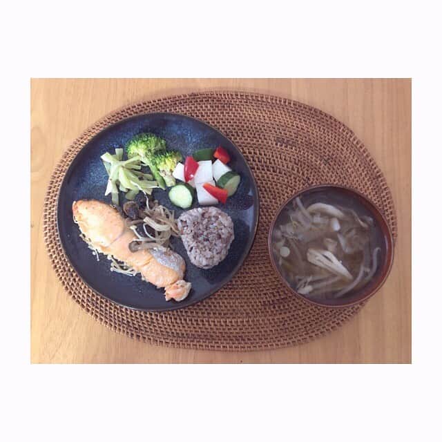 みのり(26)＠東京 ダイエットのインスタグラム：「朝ごはん . . 鮭 ブロッコリー ぶろの茎いため きのこ 舞茸ともやしの味噌汁 玄米おにぎり🍙 ピクルス . . . おーはー☺️ . 今日はお休みだから、 パンケーキ作るぞ〜😆✊✊✊ . って、思ってたんだけど あんまりおなかの調子良くないから いつもの朝ごはんにした😸 . 何度もいうが発熱はなし。 ごはんも美味しい。(笑) . . 今日は、１日のんびりday💓 . . ◉ライザップ公認の紹介アンバサダーです。 〜紹介特典で、お安く入会できます〜 . ▶︎全国どの店舗でもOK ▷２週間のトライアルコースもあります(^_^)/ ▶︎カウンセリング予約前にご連絡ください . ◎入会やカウンセリングをお考えの方、 ご質問なども、DM✉️ください。 . ★トレーニング見学もできます★ . 📺RIZAP TVCM出演 🏅RIZAP BMG ファイナリスト2017.2018 . #rizap #ライザップ . #ダイエット #diet #レコーディングダイエット #ダイエッター #公開ダイエット  #朝ごはん #morning #糖質オフ #食べて痩せる #おうちごはん #食べる #糖質制限 #低糖質ダイエット #和食 #クッキングラム #自炊女子 #腸内環境 #食事管理 #栄養 #ダイエット頑張る #fitmeal #oneplate #cleanmeals  #lowglycemic #玄米 #まごわやさしい」