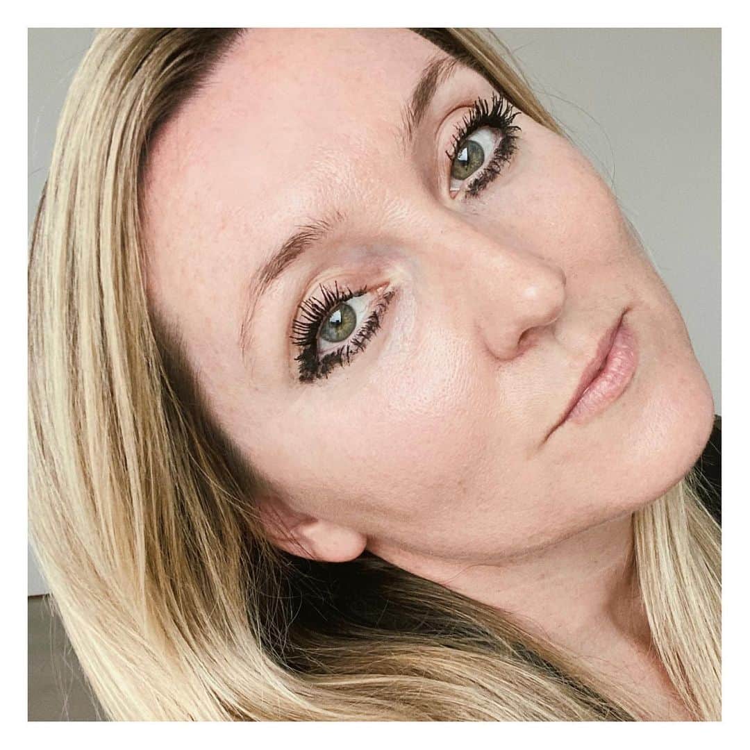 JO BAKERのインスタグラム：「S O O T Y &  S W E E T 💋 Just skincare, good lighting and 1 black mascara. I like how the eye becomes the focal point. Dramatic yet alluring with everything else on the face undone. No brows, no foundation, no blush or lips.... just a lived in 60’s style eye with a modern punk texture.  People are asking in my comments  so .. it’s #volumedechanel mascara by @welovecoco @chanel.beauty  If you don’t have one by now.... it’s def one of the top mascaras loved by a lot of us in the #makeupartist community and worth a splurge! #cultclassic  #beingonesownmuse #welovecoco #workingwithchanel  #photography and  #makeup by me #jobakermakeupartist 💋」