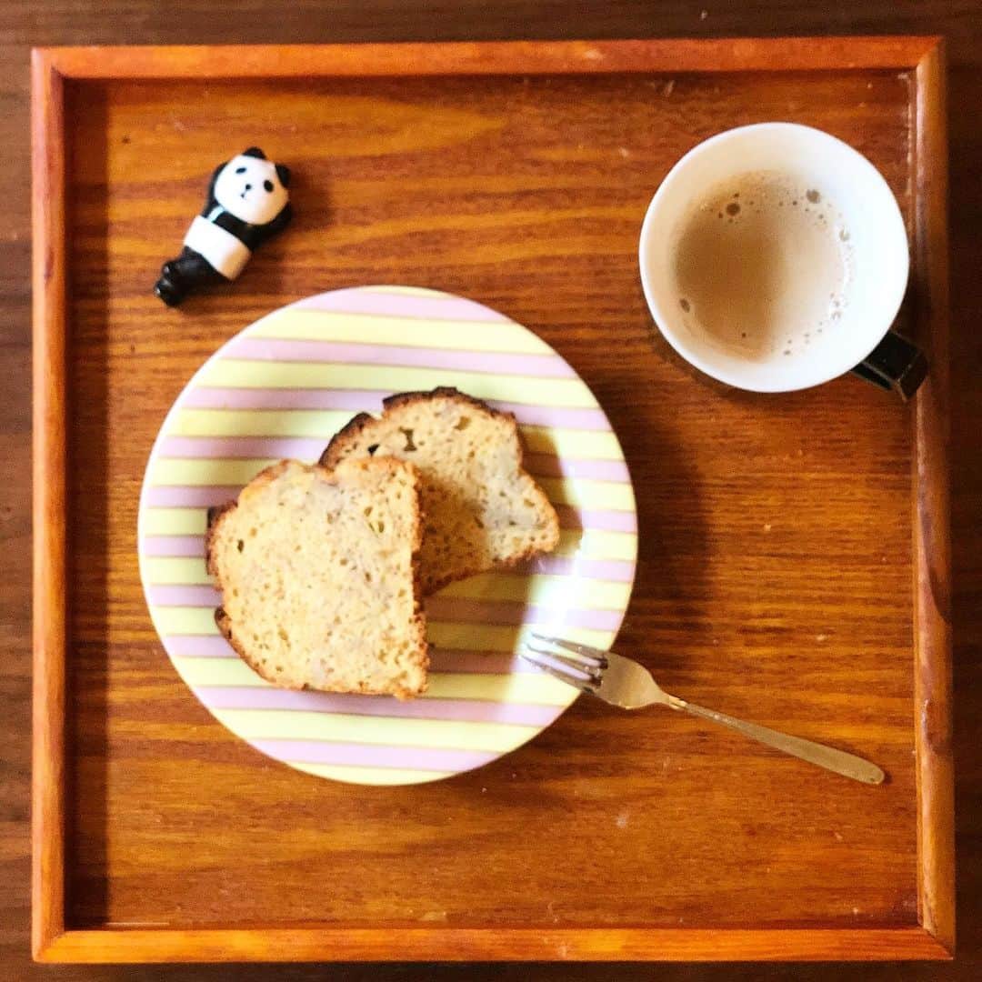 川島カヨのインスタグラム：「とっても簡単な朝ごはん。﻿ バナナブレッドとカフェオレ。﻿ ﻿ 普通に焼くと余るから冷凍しよかな。﻿ ﻿ #きょうのごはん﻿ #適当ごはん﻿ #おうちごはん﻿ #おうちごはんlover﻿ #ゆるめし﻿ #japaneasefood﻿ #クッキングラム﻿ #ひとりごはん﻿ #バナナブレッド﻿ #バナナ﻿ #break fast﻿ #おうちで過ごそう﻿ #おうち時間﻿」