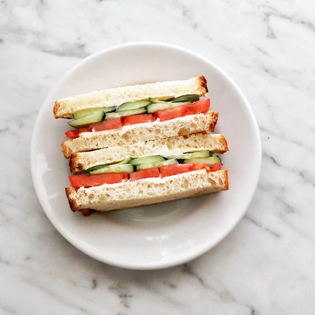 樋口正樹さんのインスタグラム写真 - (樋口正樹Instagram)「Sandwich🥪 . 朝食のサンドイッチ。 クリームチーズ塗り、 トマト＆キュウリで。 . . . #サンドイッチ #トマトきゅうり #野菜サンド #トマトキュウリサンド #朝ベジ #朝パン #🥪 #サンドイッチ部 #sandwich #sandwichgram #sandwichoftheday #instasandwich」4月9日 8時00分 - higuccini