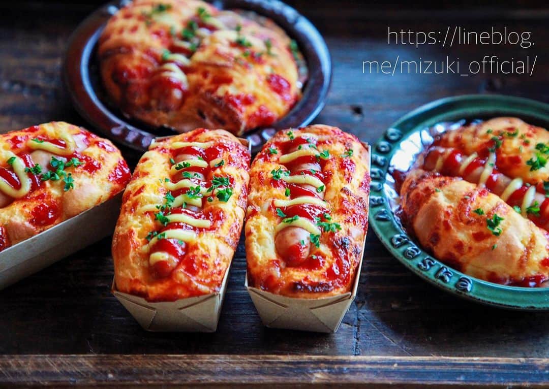 Mizuki【料理ブロガー・簡単レシピ】さんのインスタグラム写真 - (Mizuki【料理ブロガー・簡単レシピ】Instagram)「・﻿ 【レシピ】ーーーーーーーーー﻿ ホットケーキミックスで！﻿ ♡世界一簡単なお惣菜パン♡﻿ ーーーーーーーーーーーーーー﻿ ﻿ ﻿ おはようございます(*^^*)﻿ ﻿ 今日ご紹介させていただくのは﻿ ホットケーキミックスで作る﻿ 世界一簡単なお惣菜パン♡﻿ ほんのり甘い生地に﻿ 塩気のある具が相性抜群！！﻿ 朝食やおやつにぴったりですよ〜♩﻿ ﻿ とっても簡単にできるので﻿ お気軽にお試し下さいね(*´艸`)﻿ ﻿ ﻿ ﻿ ーーーーーーーーーーーーーーーーーーーー﻿ (※お弁当用アルミカップ(9号)だと6〜7個)﻿ 【ミニパウンド型5個分】﻿ ホットケーキミックス...150g﻿ 卵...1個﻿ 牛乳...80ml﻿ マヨネーズ...大2﻿ ピザ用チーズ...30g﻿ ウインナー...5本﻿ ケチャップ・マヨネーズ・パセリ...各適量﻿ ﻿ 1.ボウルに卵、牛乳、マヨネーズを入れてよく混ぜる。続けてホットケーキミックスも加えて混ぜ、まだ粉っぽさが残っている内にチーズも加えて混ぜる。﻿ 2.カップに注ぎ、ウインナーを1本ずつのせ、ケチャップとマヨネーズをかける。﻿ 3.180度に予熱したオーブンで20分焼き、仕上げにパセリを振る。﻿ ーーーーーーーーーーーーーーーーーーーー﻿ ﻿ ﻿ ﻿ 《ポイント》﻿ ♦︎お弁当用アルミカップ(9号)を使う場合は6〜7個できます♩焼き時間は同じで大丈夫です♩﻿ ♦︎ケチャップとマヨネーズは、ちょっと多いかな？というくらいかけると美味しいです♩﻿ ♦︎著書【ホットケーキミックスのお菓子】では''ケークサレ''として展開しておりますので、よかったらチェックして下さいね(*^^*)↓﻿ ﻿ ﻿ ﻿ ﻿ ﻿ ＿＿＿＿＿＿＿＿＿＿＿＿＿＿＿＿＿﻿ ＿＿＿＿＿＿＿＿＿＿＿＿＿＿＿＿＿﻿ 🎀発売中🎀﻿ 【#ホットケーキミックスのお菓子 】﻿ ﻿ 一冊まるっとホケミスイーツ♩﻿ 普段のおやつから﻿ 特別な日にも使えるレシピを﻿ この一冊に詰め込みました(*^^*)﻿ ホットケーキミックスを使えば﻿ 簡単に本格的なお菓子が作れますよ♡﻿ ﻿ 🔹ハイライト、ストーリーに﻿ リンクを貼っています🔹﻿ ＿＿＿＿＿＿＿＿＿＿＿＿＿＿＿＿＿﻿ ＿＿＿＿＿＿＿＿＿＿＿＿＿＿＿＿＿﻿ ﻿ ﻿ ﻿ ﻿ ﻿ ＿＿＿＿＿＿＿＿＿＿＿＿＿＿＿＿＿＿＿﻿ 📕\ \ 新刊発売中 / /📕﻿ 簡単・時短！ 毎日のごはんがラクになる﻿ ✨🦋 【 #Mizukiの今どき和食 】🦋✨﻿ ＿＿＿＿＿＿＿＿＿＿＿＿＿＿＿＿＿＿＿﻿ ﻿ なるべく少ない材料で﻿ 手間も時間も省きながら﻿ 簡単にできるおいしい和食レシピ♩﻿ 簡単に失敗なくマスターできる一冊で﻿ もっと気軽に、カジュアルに﻿ 和食を楽しんで下さいね(*^^*)﻿ ﻿ ﻿ ーーー ⭐️PART.1 メインおかず ⭐️ーーー﻿ 素材別にレシピをご紹介しています♩﻿ 和食の定番から新定番まで﻿ どれも押さえておきたいメニューばかり。﻿ 肉じゃがはフライパンで！﻿ 焼き豚はレンジで！﻿ ぶり大根は切り身を使って手軽に作ります♩﻿ ﻿ ーーー ☘️PART.2 サブおかず ☘️ーーー﻿ 年中手に入るお手頃野菜と﻿ 乾物や大豆、こんにゃくなどを使った﻿ 副菜レシピをたっぷり掲載！！﻿ 普段SNSではメインおかずばかりなので﻿ 本では副菜にも力を入れています(*^^*)﻿ ﻿ ーーー 🌸PART.3 ごはんと汁物 🌸ーーー﻿ ささっと作れる丼と麺、﻿ みんなで食べたいいなり寿司や﻿ 手巻きごはんもご紹介！﻿ 複数の炊き込みごはんと﻿ 味噌汁&和風スープも盛りだくさん！﻿ ﻿ ﻿ 各レシピのポイントは﻿ 【写真付きで丁寧に解説】﻿ 副菜レシピもたっぷりなので﻿ 【メインページに副菜メモもつけました】﻿ ＊このメインにはこの副菜が合いますよ〜﻿ という献立の提案です(*^^*)﻿ 【その他コラムも充実】﻿ 全127品中ほぼ全て﻿ 【本だけのレシピです！】﻿ ﻿ ＿＿＿＿＿＿＿＿＿＿＿＿＿＿＿＿＿＿＿﻿ ﻿ ⭐️ストーリー、ハイライト、プロフ画面に﻿ 本のURLを貼らせていただいております♩﻿ →(@mizuki_31cafe )﻿ ﻿ ＿＿＿＿＿＿＿＿＿＿＿＿＿＿＿＿＿＿＿﻿ ﻿ ﻿ ﻿ ﻿ ﻿ #ホットケーキミックスのお菓子#惣菜パン#ウインナー#朝食#おやつ#マツコの知らない世界##ホットケーキミックス#うちで過ごそう#おうち時間#Mizuki#簡単レシピ#時短レシピ#節約レシピ#料理#レシピ#フーディーテーブル#おうちごはん#おうちカフェ#デリスタグラマー#料理好きな人と繋がりたい#料理ブロガー#おうちごはんlover#世界一簡単なお惣菜パンm#foodpic#follow#cooking#recipe#stayhome」4月9日 7時53分 - mizuki_31cafe