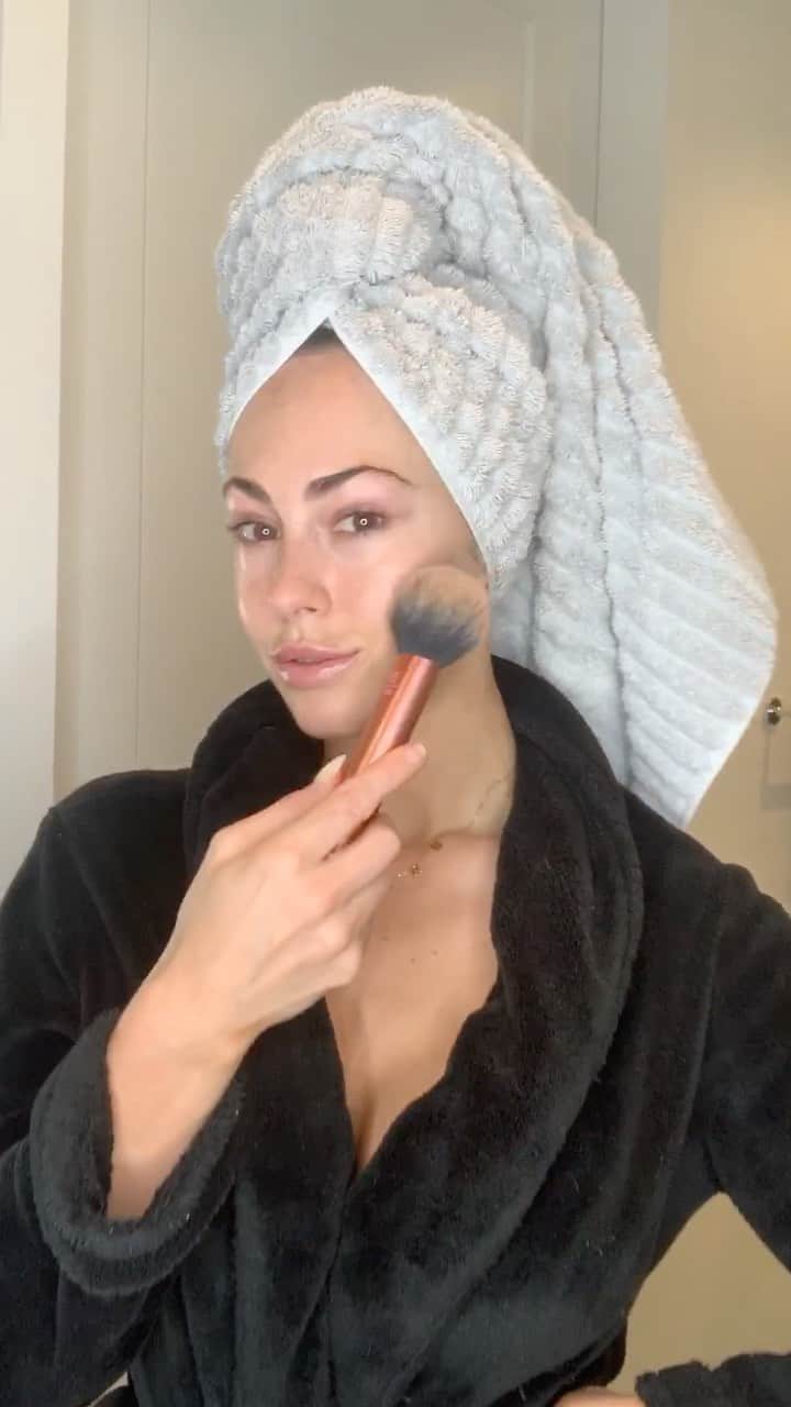 ホープ・ビールのインスタグラム：「Ready to step out of quarantine like... @mua_vanessa_marie  @jessirivers  @pulpfiggtion  @bee.liss  @danielabellbeauty  @lynettenevarez_  @virginiasanhouse」