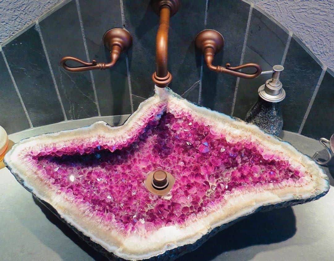 Crazy Roomsさんのインスタグラム写真 - (Crazy RoomsInstagram)「Tag someone who would love this amethyst sink! 😍💓 (Just don’t think about the cleaning 😝) . by @spiritnectar #crazyroomss」4月9日 8時25分 - crazyroomss