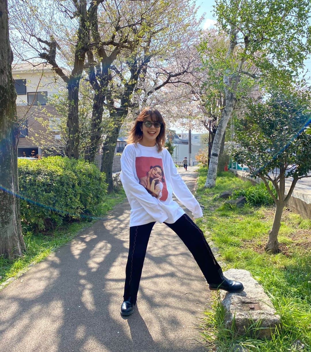 のインスタグラム：「みんなからビョークのロンT どこのですかー？って質問が たくさんあった🦥💕 ブランドタグ付けしてるよ💘 #mei_outfit」