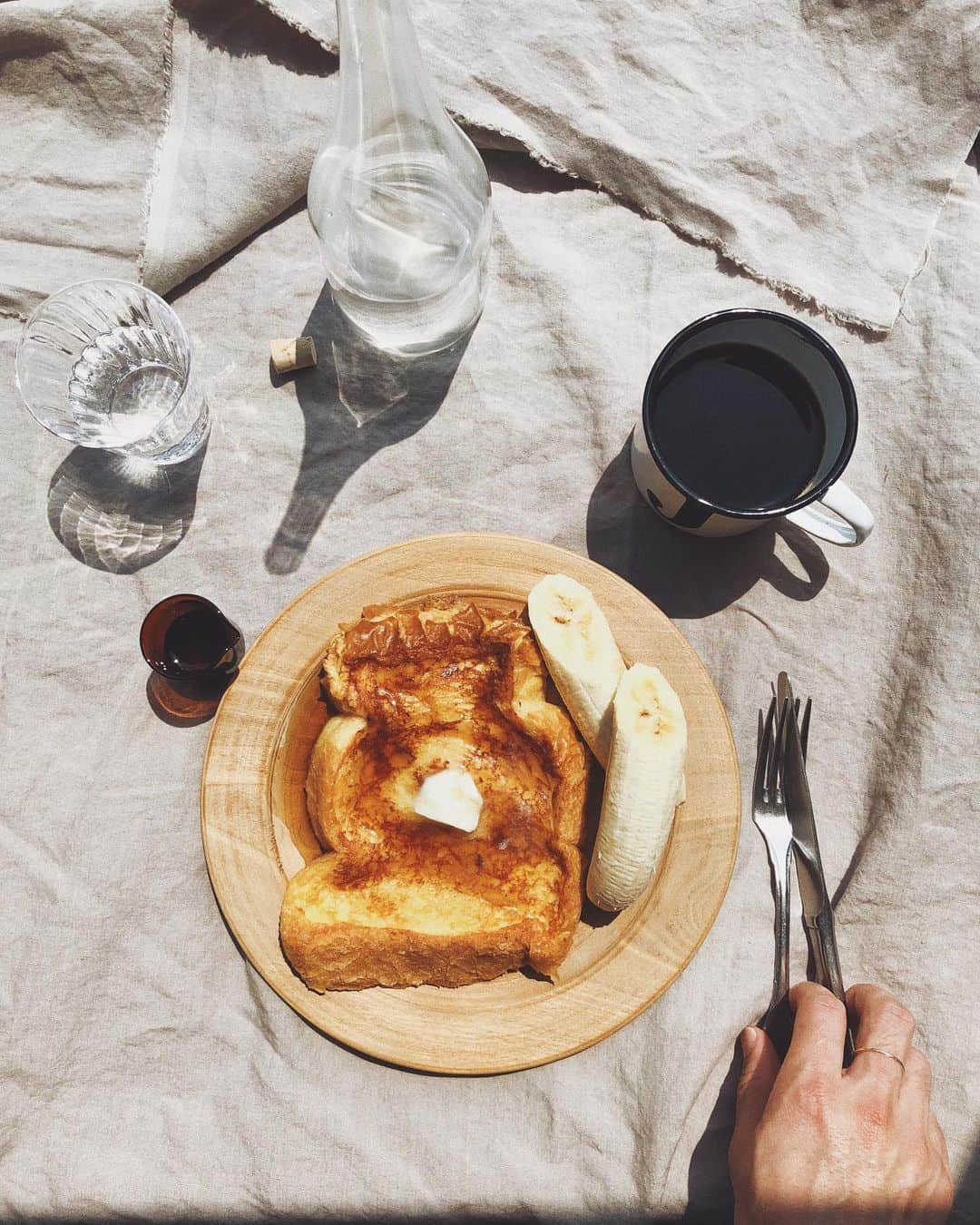 陣内勇人さんのインスタグラム写真 - (陣内勇人Instagram)「. でけた。  フレンチトーストは パンの耳を 落とさない派。  バナナは @billsjapan のあの名作へのオマージュ。  フレンチトーストを焼いてくれた朝は 何曜日だろうが スペシャルになった記憶。  #breakfast #frenchtoast」4月9日 8時43分 - hayato.jinnouchi