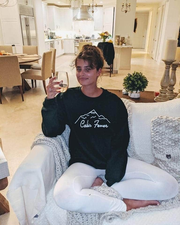 テイラー・ヒルさんのインスタグラム写真 - (テイラー・ヒルInstagram)「Day 1 of quarantine VS day.... Whatever 🍷#IDontKnowWhatDayItIs」4月9日 9時00分 - taylor_hill