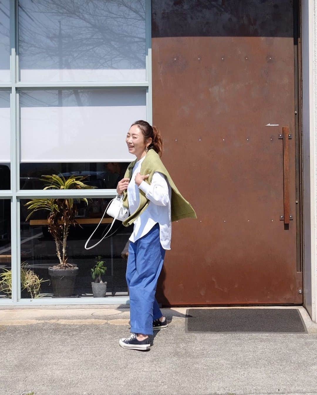 Keikooooooのインスタグラム：「いつかの載せ忘れ💙💚 天気もいいし落ち着いたら また笑顔で出掛けしたい☺️☕️ カラーニットがいい仕事してくれた👒 . knit @agawd2020 #agawd_jp  T shirt @machatt_ #machatt  pants @stunninglure #stunninglure bag @a_vacation_ #avacation #ママコーデ #女の子ママ #code #coordinate」