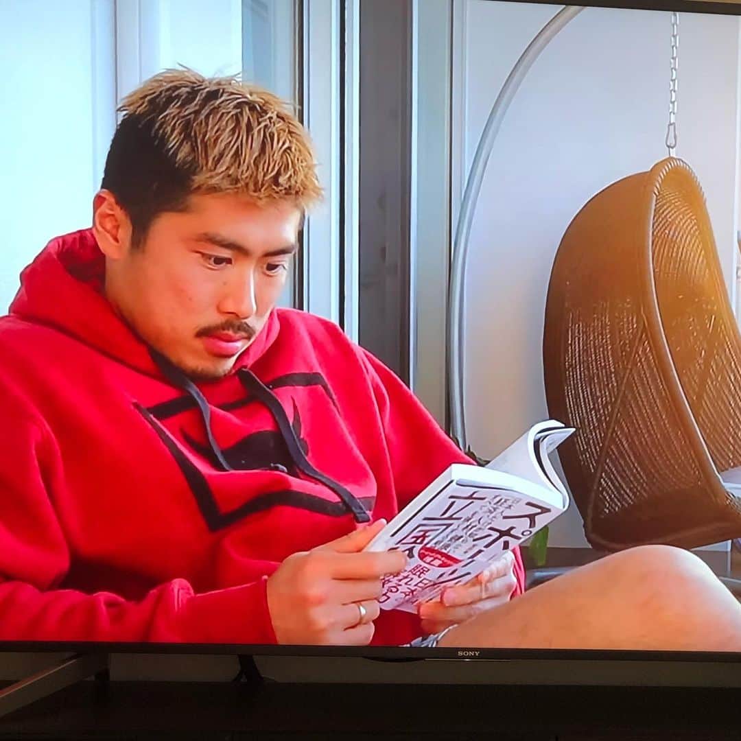 安田秀一のインスタグラム：「午前はトレーニング、そして午後は読書タイムだそうです。  #栗原チャンネル #スポーツ立国論 #アンダーアーマー #stayhome」