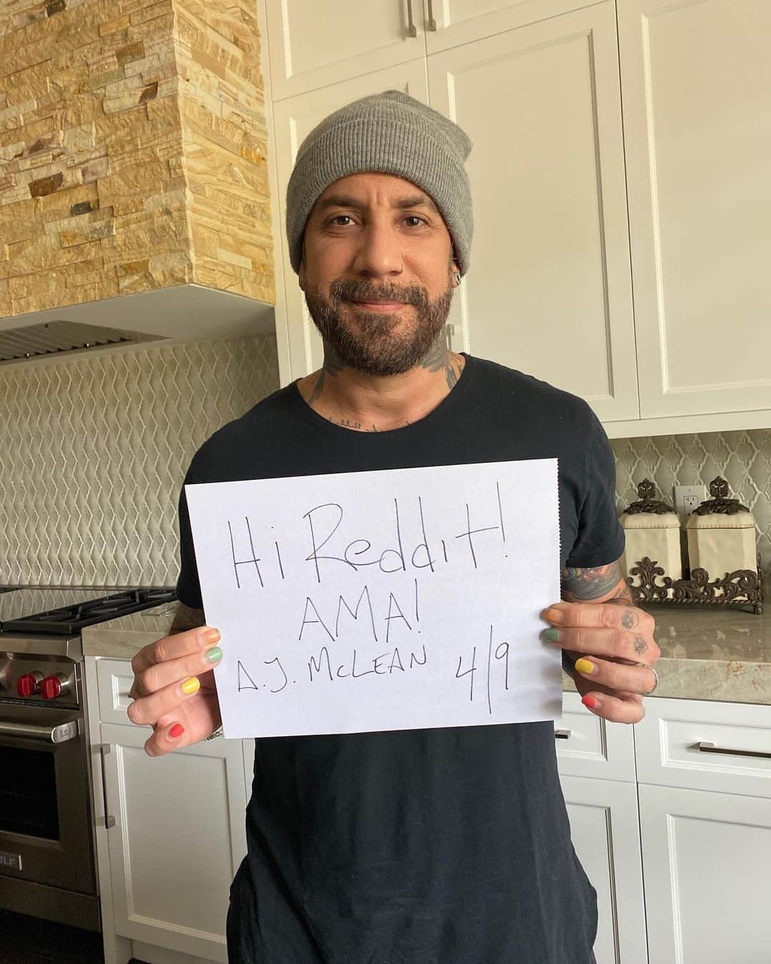のインスタグラム：「I’m going to be hanging out with my friends over at @reddit tomorrow (4/9) at 1pm ET / 10am PT, so come through r/music and ask me anything. I’m looking forward to this, talk to you then! #AMA」