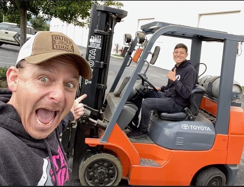 スティーブのインスタグラム：「I told the Kid @the_kid012 if he wants to buy another car he better start working hard and no better place to start training for some hard labor than at @cyber.garage school for advanced forklift driving.  息子に初めてフォークリフトトラックを運転させてみた！トヨタのフォークリフトは最高ですね！！よくできている物だね」