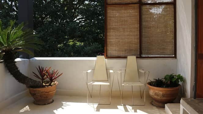 白木夏子さんのインスタグラム写真 - (白木夏子Instagram)「昨日のzoom会議はこんな背景でリゾート気分🏝🏝スリランカのジェフリー・バワの邸宅＆アトリエ。」4月9日 9時43分 - natsukoshiraki