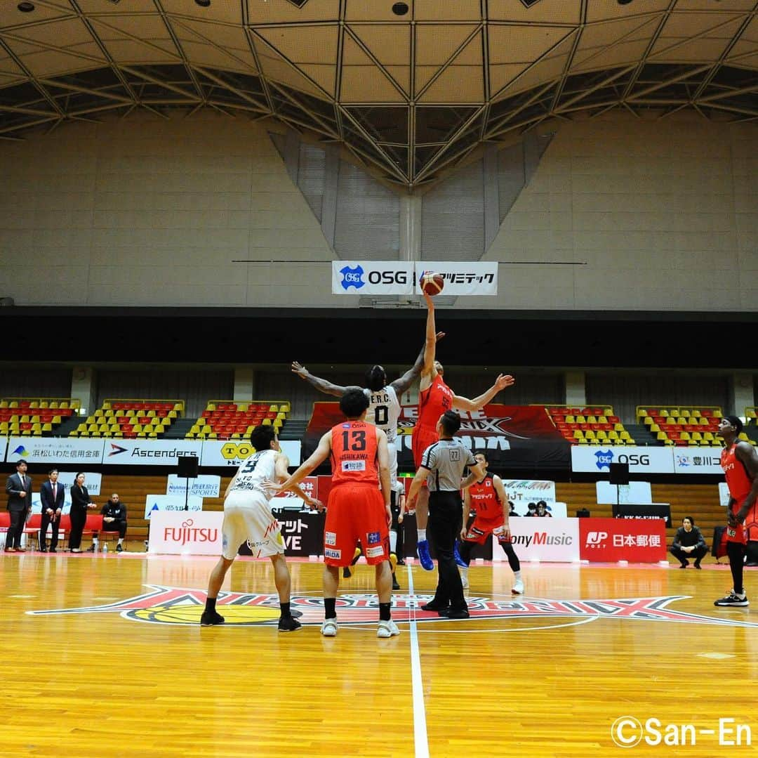 岡田慎吾さんのインスタグラム写真 - (岡田慎吾Instagram)「遅くなりましたが、スポンサー、ブースターの皆さま、19-20シーズンご声援、ご支援ありがとうございました。 思わぬ形でシーズンを終えることになってしまい、何とももどかしい思いです。特に最後の無観客での試合は、ブースターの皆さんの大切さを痛感しました。本当に今シーズンは色々ありましたし、悪い意味で忘れられないシーズンになりました。 未だにシーズンを終えた実感が湧いていませんが、今は外出を控えて、自分や家族を守りましょう。 ありがとうございました。 またね。  #三遠ネオフェニックス」4月9日 9時50分 - shingo_o11