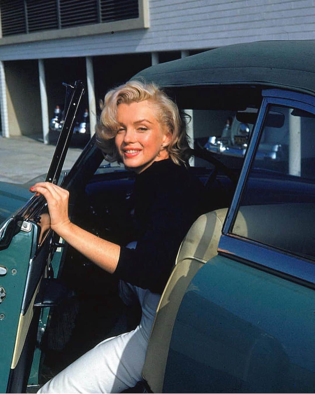 マリリン・モンローのインスタグラム：「Marilyn Monroe photographed near her home at 882 North Doheny Drive in West Hollywood, California where she lived between 1953-1954 and again in 1961.❤️ Thank you @marilynchic for this post. Follow @marilynchic for Marilyn posts✨」