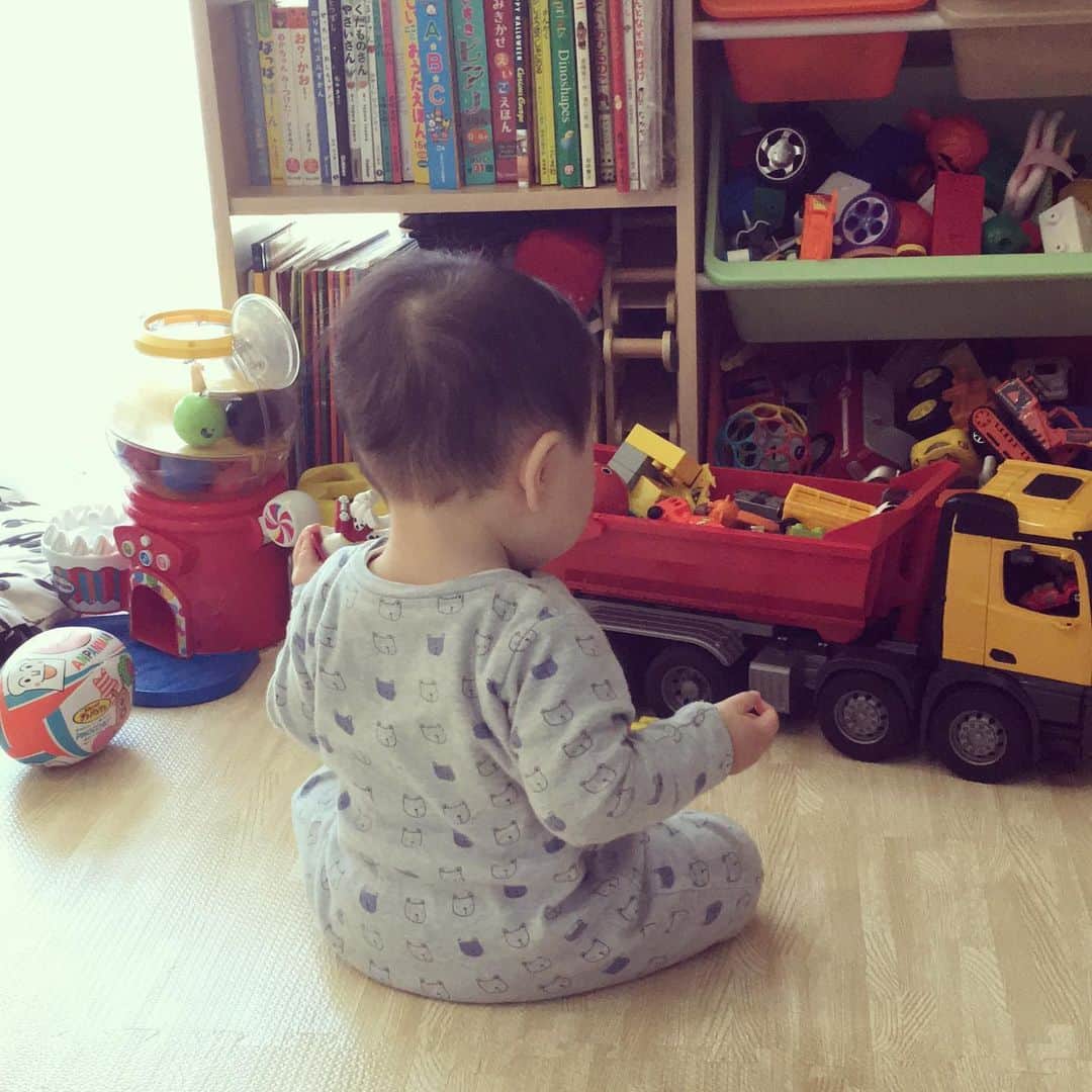 蒲生麻由のインスタグラム：「我が家のプーさん🐻 この後ろ姿が...たまらん☺️ #babyboy #癒し #myboy #mamalife #男の子ママ #日々の成長が愛おしい」