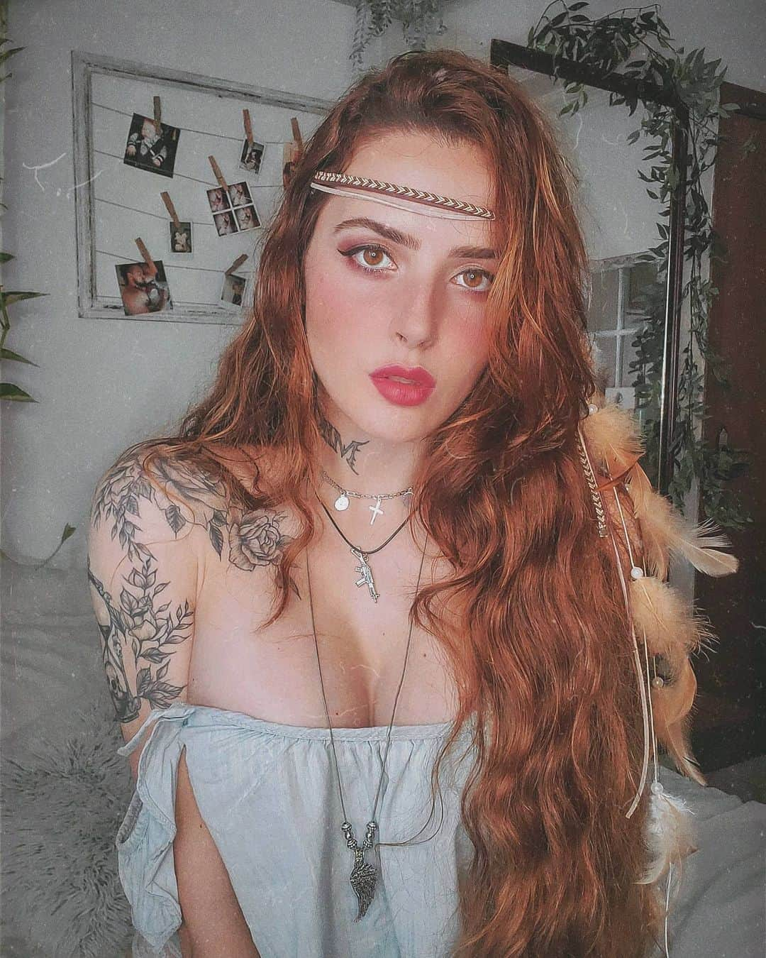 Anna Vargasさんのインスタグラム写真 - (Anna VargasInstagram)「Maquiagem pra ficar em casa, sem propósito algum.😌👄💄 . #redheads #tattooed #makeup #boho」4月9日 10時03分 - myst.shots