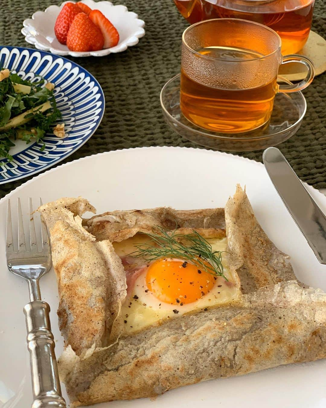 黒沢祐子さんのインスタグラム写真 - (黒沢祐子Instagram)「・ ・ おはようモーニング🍽  たくさん頂いたそば粉 昨朝は蕎麦がきに、今朝は『シンプルそば粉のガレット』に 超簡単🤗 ・ ・ 【材料1枚分】フライパンが29cm ◎そば粉…30g ◎水…80cc ◎塩…1g  具材…チーズ25gくらいお好みで 卵、ハム1から2枚  具材は今回卵、ハム、グリュイエールチーズ(パルミジャーノでもトロけるチーズでも。溶けやすい様に必ず刻む)  ①そば粉、水、塩をボウルに入れよく混ぜ合わせタネを 作り一晩冷蔵庫で寝かせる(もっちり頑張ってが出る)  ②まんべんなく油を塗ったテフロンフライパン大🍳(29センチ以上が好ましい)に弱火でタネを入れ表面が乾くまで待つ フライパンが小さい場合はタネの量は調整して あまり厚みが出ない方がよい  ③卵(入れ物に割っておくと真ん中に綺麗に収まる)を センターに落として白身も広がりすぎないように ヘラで押さえる ハム両サイドに、チーズを卵やハム中心に広げ 中火で3から分火入れ蒸し焼き状態にする わたしは軽くフタしたよ  ④焼けたら平らな場所に移し四方を折りお皿に飾る  具はチキン、サーモン、野菜もなんでも良いと思う ただチーズは塩味のアクセントだから入れるとよいかな？甘いverもよいね 生地は基本淡白でそば粉の味しかしないけど わたしは好き 溶かしバターいれたらもっとまろやかになるかも？  蕎麦アレルギーがなければグルテンフリーだしヘルシーだと思う ぜひご家族で作ってみてね  ボナペティ😋 ・ ・ #life #stayhome #staysafe #そば粉のガレット #yukoずキッチン」4月9日 10時06分 - yukowedding