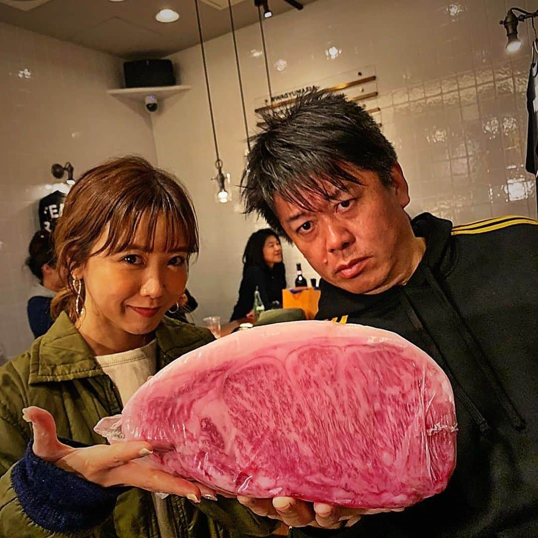 堀江貴文さんのインスタグラム写真 - (堀江貴文Instagram)「#塊肉もネット通販してますよー #kobebeef #sirloin #wagyumafia #wagyu #美味しくないわけがない #夕食 #料理 #美味しい #ごはん  #food #foodlovers #foodie  #delicious #foodoftheday #foodgasm  #yum #yummy #tasty #eat #eating #hungry #foodpics #fresh #tasty #eating #foodpic #instafood https://wagyumafia.official.ec/ #美女と和牛 #beautyandwagyu」4月9日 10時08分 - takapon_jp