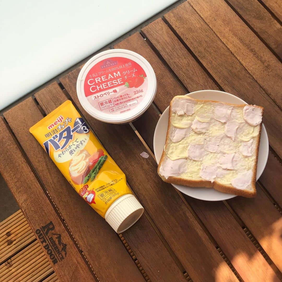 片桐優妃のインスタグラム：「#自粛めし #ウェーブトースト #🍞 意外と綺麗になるの難しくってちょっと失敗したけどいつもより#パン がおいしく感じた😋 . また違う味でやってみよ🙌 . #クリームチーズ #パンレシピ #食パンアレンジ #モーニング #朝ごはん #ごはん123」