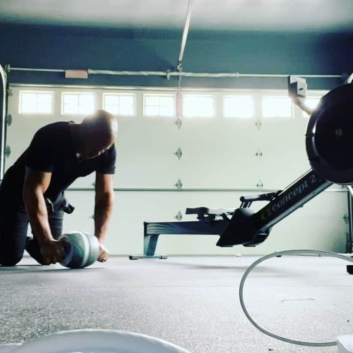 ロックモンド・ダンバーのインスタグラム：「Quarantine like you’re up next! Don’t stop....don’t give up.  Don’t pause....Give in to being the best you’ve ever been. #noexcuses  #nochallenge #breathe #startnownottomorrow」