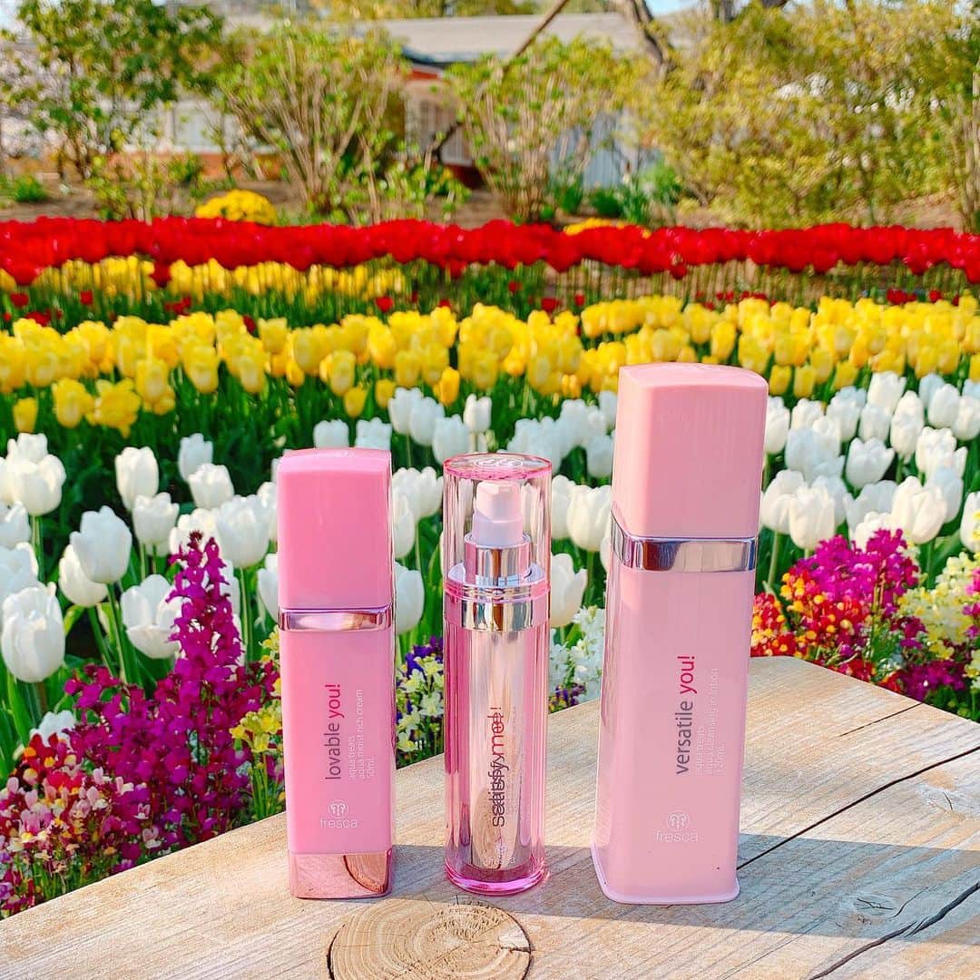 mii_stagramさんのインスタグラム写真 - (mii_stagramInstagram)「🌷🌷🌷🌷🌷 . #お気に入りコスメ @frescaskin ✔️ ♡f⃞  r⃞  e⃞  s⃞  c⃞  a⃞♡ . . 何度もリピしてる大ファン💓 ★サティスファイングモイスチャーセラム【美容液】 本気で肌を変えたい方 本気で肌を美しくしたい方にオススメ💕 アスタキサンチン、ヒアルロン酸、 3つのハーブの力が お肌の老化現象となる 活性酸素にアプローチ👵⚔️ シミやくすみ、肌のごわつきに効果的で 肌が柔らかくパックした後のような みずみずしさと潤いを実感✨✨ . . 両手で顔を包み込むように 10秒のハンドプレスが 決めてです👐👐👐💕 . . ★アクアクレンジングインローション【洗顔料&化粧水】 拭き取るだけで時短クレンジング 洗顔＆保湿化粧水効果まで💕 クレンジング＝つっぱり乾燥❌ 肌が乾燥しないでモチモチに クレンジングもできて化粧水効果も バッチグー(๑•̀╰╯-)و.｡.:*✧💕💕 . . . ★アクアモイストリッチクリーム【美容液クリーム】 美容液と保湿クリームが一つになった 乾燥知らずの濃厚美容液クリーム💕 天然保湿成分のクレソンパワーで 肌水分をUP⬆️ さわやかなリラックスベリーの香りで 癒されながら 忙しい女性もさっとひと塗りで 完璧保湿✨✨ . . ピンクのパッケージも女性心を くすぐるよね💓 この日1番のお気に入り写真たち。 どれを1枚目にするか悩む🤣 . . . . 👭… @joliedoll_official . 🌷… @ashikaga_flower_par . . . @frescaskin  #fresca#フレスカ . . . #コスメ#スキンケア#美容#コスメマニア #コスメ好き #コスメオタク #コスメ購入品 #コスメレポ #コスメコンシェルジュ #スキンケアマニア #スキンケア用品 #アンチエイジング#エイジングケア#コスメ好きさんと繋がりたい #美容好きな人と繋がりたい #🌷#チューリップ #ちゅーりっぷ #季節の花#花マップ#はなまっぷ#足利フラワーパーク #景色#風景#誰かに見せたい景色 #誰かに見せたい風景 #インフルエンサー . ✩ ⋆ ✩ ⋆ ✩ ⋆ ✩ ⋆ ✩﻿ ⋆ ✩ ⋆ ✩﻿ 見て下さった方 (*´︶`*)♡Thanks!🌷🌷🌷🌷🌷」4月9日 10時21分 - miyuki.0419.karemari