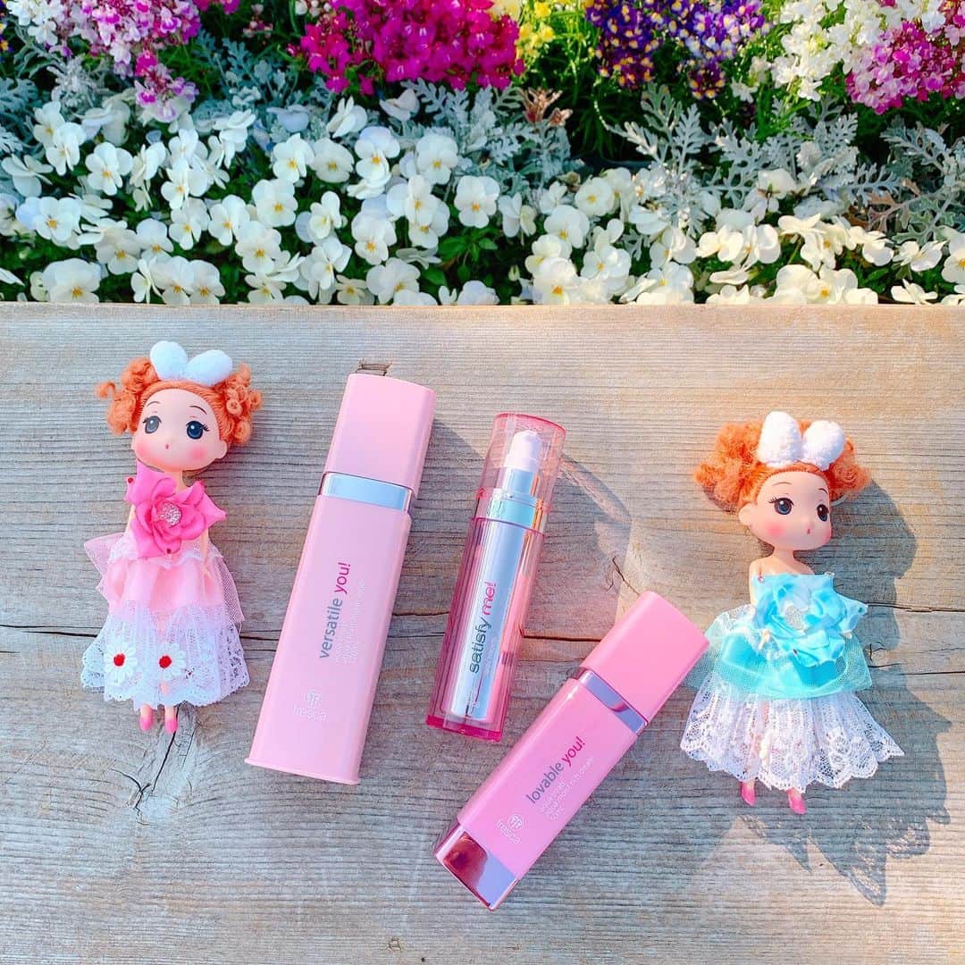 mii_stagramさんのインスタグラム写真 - (mii_stagramInstagram)「🌷🌷🌷🌷🌷 . #お気に入りコスメ @frescaskin ✔️ ♡f⃞  r⃞  e⃞  s⃞  c⃞  a⃞♡ . . 何度もリピしてる大ファン💓 ★サティスファイングモイスチャーセラム【美容液】 本気で肌を変えたい方 本気で肌を美しくしたい方にオススメ💕 アスタキサンチン、ヒアルロン酸、 3つのハーブの力が お肌の老化現象となる 活性酸素にアプローチ👵⚔️ シミやくすみ、肌のごわつきに効果的で 肌が柔らかくパックした後のような みずみずしさと潤いを実感✨✨ . . 両手で顔を包み込むように 10秒のハンドプレスが 決めてです👐👐👐💕 . . ★アクアクレンジングインローション【洗顔料&化粧水】 拭き取るだけで時短クレンジング 洗顔＆保湿化粧水効果まで💕 クレンジング＝つっぱり乾燥❌ 肌が乾燥しないでモチモチに クレンジングもできて化粧水効果も バッチグー(๑•̀╰╯-)و.｡.:*✧💕💕 . . . ★アクアモイストリッチクリーム【美容液クリーム】 美容液と保湿クリームが一つになった 乾燥知らずの濃厚美容液クリーム💕 天然保湿成分のクレソンパワーで 肌水分をUP⬆️ さわやかなリラックスベリーの香りで 癒されながら 忙しい女性もさっとひと塗りで 完璧保湿✨✨ . . ピンクのパッケージも女性心を くすぐるよね💓 この日1番のお気に入り写真たち。 どれを1枚目にするか悩む🤣 . . . . 👭… @joliedoll_official . 🌷… @ashikaga_flower_par . . . @frescaskin  #fresca#フレスカ . . . #コスメ#スキンケア#美容#コスメマニア #コスメ好き #コスメオタク #コスメ購入品 #コスメレポ #コスメコンシェルジュ #スキンケアマニア #スキンケア用品 #アンチエイジング#エイジングケア#コスメ好きさんと繋がりたい #美容好きな人と繋がりたい #🌷#チューリップ #ちゅーりっぷ #季節の花#花マップ#はなまっぷ#足利フラワーパーク #景色#風景#誰かに見せたい景色 #誰かに見せたい風景 #インフルエンサー . ✩ ⋆ ✩ ⋆ ✩ ⋆ ✩ ⋆ ✩﻿ ⋆ ✩ ⋆ ✩﻿ 見て下さった方 (*´︶`*)♡Thanks!🌷🌷🌷🌷🌷」4月9日 10時21分 - miyuki.0419.karemari
