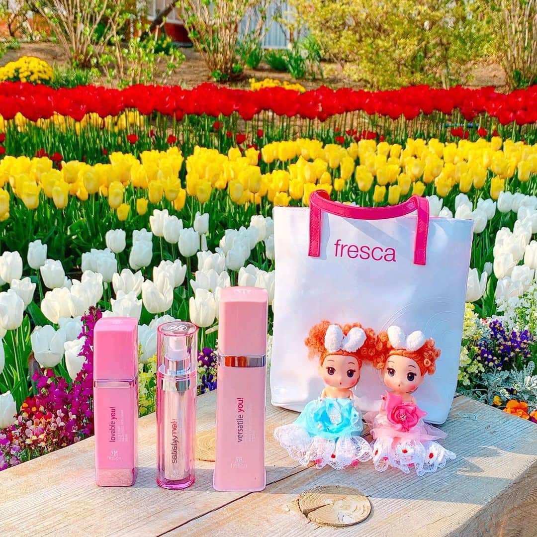 mii_stagramさんのインスタグラム写真 - (mii_stagramInstagram)「🌷🌷🌷🌷🌷 . #お気に入りコスメ @frescaskin ✔️ ♡f⃞  r⃞  e⃞  s⃞  c⃞  a⃞♡ . . 何度もリピしてる大ファン💓 ★サティスファイングモイスチャーセラム【美容液】 本気で肌を変えたい方 本気で肌を美しくしたい方にオススメ💕 アスタキサンチン、ヒアルロン酸、 3つのハーブの力が お肌の老化現象となる 活性酸素にアプローチ👵⚔️ シミやくすみ、肌のごわつきに効果的で 肌が柔らかくパックした後のような みずみずしさと潤いを実感✨✨ . . 両手で顔を包み込むように 10秒のハンドプレスが 決めてです👐👐👐💕 . . ★アクアクレンジングインローション【洗顔料&化粧水】 拭き取るだけで時短クレンジング 洗顔＆保湿化粧水効果まで💕 クレンジング＝つっぱり乾燥❌ 肌が乾燥しないでモチモチに クレンジングもできて化粧水効果も バッチグー(๑•̀╰╯-)و.｡.:*✧💕💕 . . . ★アクアモイストリッチクリーム【美容液クリーム】 美容液と保湿クリームが一つになった 乾燥知らずの濃厚美容液クリーム💕 天然保湿成分のクレソンパワーで 肌水分をUP⬆️ さわやかなリラックスベリーの香りで 癒されながら 忙しい女性もさっとひと塗りで 完璧保湿✨✨ . . ピンクのパッケージも女性心を くすぐるよね💓 この日1番のお気に入り写真たち。 どれを1枚目にするか悩む🤣 . . . . 👭… @joliedoll_official . 🌷… @ashikaga_flower_par . . . @frescaskin  #fresca#フレスカ . . . #コスメ#スキンケア#美容#コスメマニア #コスメ好き #コスメオタク #コスメ購入品 #コスメレポ #コスメコンシェルジュ #スキンケアマニア #スキンケア用品 #アンチエイジング#エイジングケア#コスメ好きさんと繋がりたい #美容好きな人と繋がりたい #🌷#チューリップ #ちゅーりっぷ #季節の花#花マップ#はなまっぷ#足利フラワーパーク #景色#風景#誰かに見せたい景色 #誰かに見せたい風景 #インフルエンサー . ✩ ⋆ ✩ ⋆ ✩ ⋆ ✩ ⋆ ✩﻿ ⋆ ✩ ⋆ ✩﻿ 見て下さった方 (*´︶`*)♡Thanks!🌷🌷🌷🌷🌷」4月9日 10時21分 - miyuki.0419.karemari