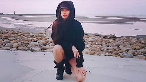Liga Chiangさんのインスタグラム写真 - (Liga ChiangInstagram)「什麼樣的景象能讓你暖到心裡 是眼前的這片海嗎 還是海拔ㄧ千七百公尺以上的星空 可以給我們答案  坐在魚鱗天梯 聽著海聲的寧靜 提醒著我們要很感恩 看一看台灣 🥰 我們真的好幸福  #謝謝所有辛苦的防疫人員  #love #taiwan #hsinchu  第四張閨蜜穿短褲實在冷翻 @all_roads_lead_to_rome_」4月9日 10時30分 - liga0601