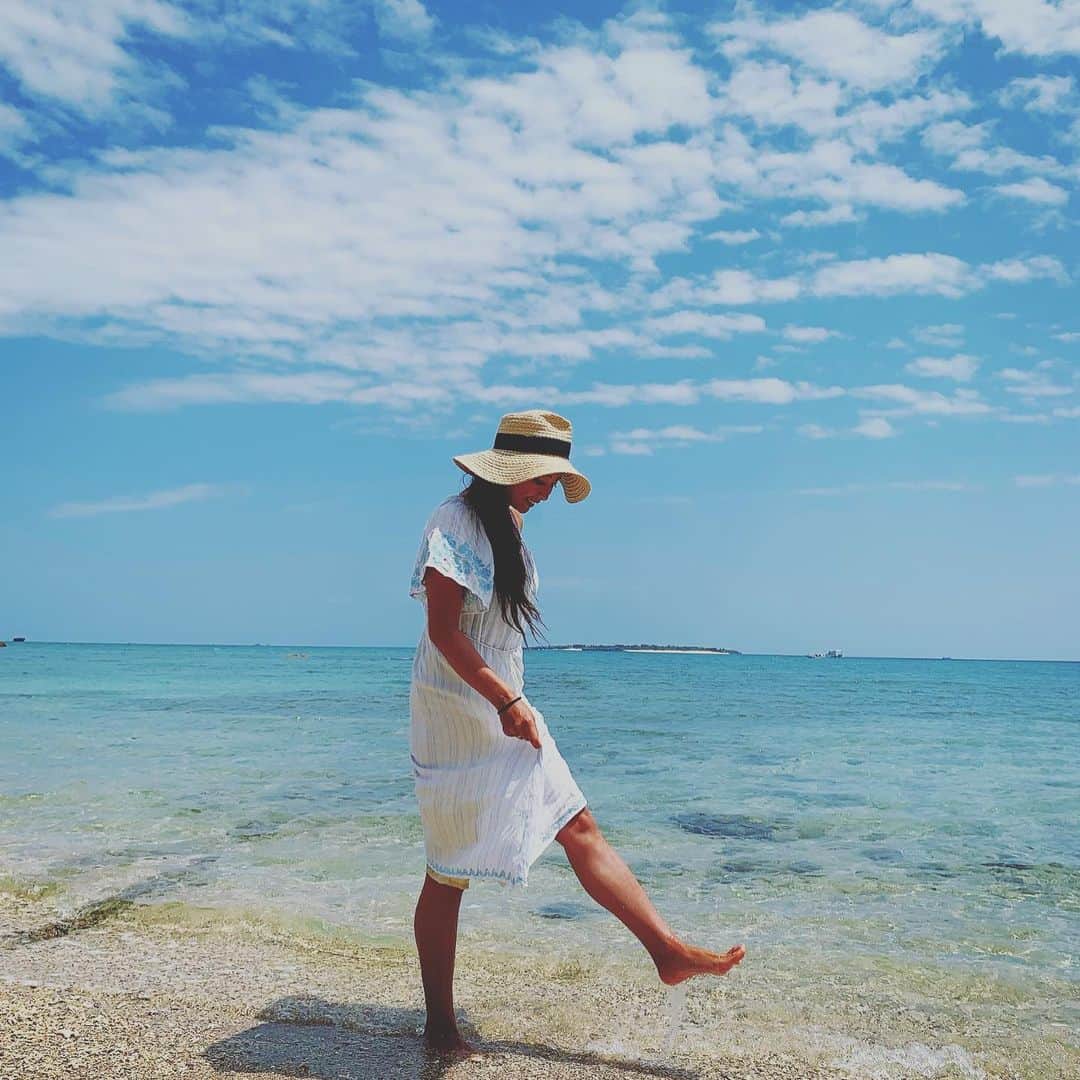 福田朋夏さんのインスタグラム写真 - (福田朋夏Instagram)「私の隠れビーチへ行ってきました。 久々に身体も心も深呼吸した。 太陽の光も浴びて元気になった✨ もうすぐ夏がくる！ 太陽が不安な気持ちも、全部吹き飛ばしてくれます様に🙏🌞 #beach #ocean #islandlife」4月9日 10時30分 - tomoka_fukuda