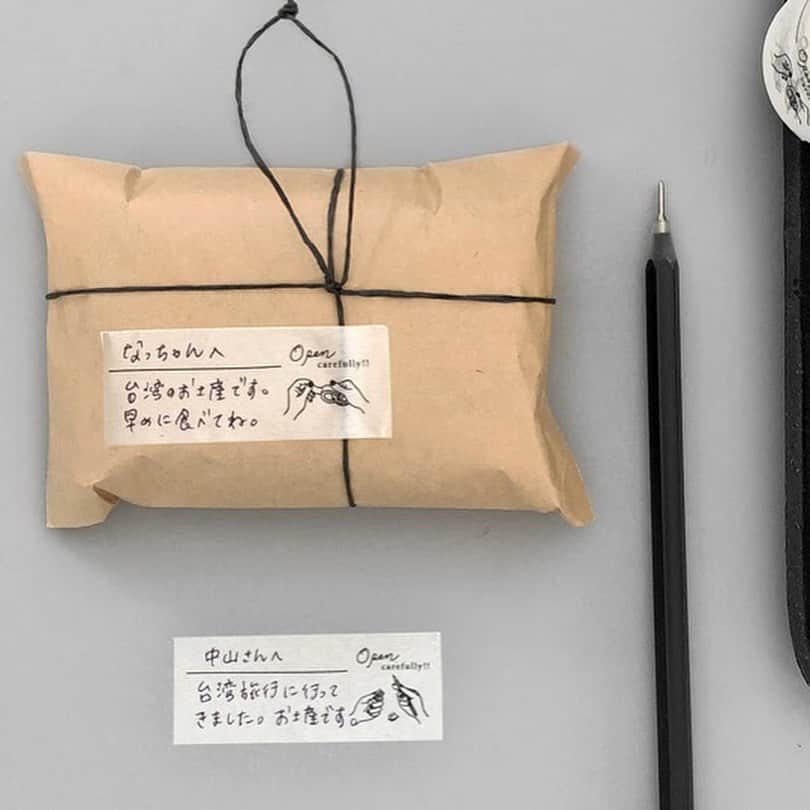 手紙社さんのインスタグラム写真 - (手紙社Instagram)「【オンライン「紙博」week2.出品者紹介：KNOOPWORKS】 シンプルで実用的なのに、スタイリッシュさを失わないKNOOPWORKSの紙モノやスタンプ。使いやすさがとことん計算されたデザインで仕事にも使えるアイテムも多く、毎日が楽しくなりそう。そのスタンプ1つ押すだけで、普通のメモ帳もハイセンスな代物に早変わり。人気のプランナーシリーズや書き込めるマスキングテープも秀逸。ユニセックスなデザインなので、プレゼントにもおすすめです。 . ▶︎オンラインショップ「えりすぐり手紙舎」は「@kamihaku2020」のリンクへ . ▶︎開催スケジュール（改訂版）などの詳細は「@tegamisha」のリンクより手紙社公式サイト「NEWS&TOPICS」へ . ▶︎ week2は4月12日（日）18:00まで . ▶︎ 事前に商品をチェックできる「プレビュー期間」は、オープン日前日の18:00〜当日9:00まで . ▶︎紙博出品者のアイテムをご購入いただいた方には、中止となってしまった「紙博 in 東京」のフライヤーも同封中。消しゴムはんこ作家・ericさんが手がけた可愛らしい1枚をぜひご覧ください！ . #手紙社#手紙舎#tegamisha#紙博#kamihaku#紙博inえりすぐり手紙舎#紙博in仙台#紙もの#紙雑貨#紙#paper#papercraft#えりすぐり手紙舎#手紙社オンラインショップ#オンラインショップ#KNOOPWORKS#stationery」4月9日 10時33分 - tegamisha