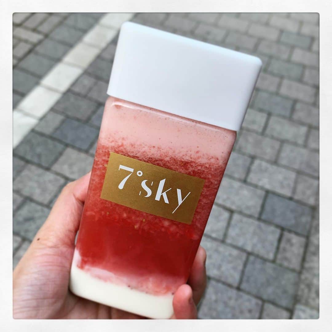 のインスタグラム：「この前新宿に検査行った時に 気になってたお店偶然見つけたから 買っちゃった✧*｡٩(ˊᗜˋ*)و✧*｡ . . 1番人気の🍓 イチゴヨーグルトフォームティーにしたよ🙌 . . . . #7sky  #セブンスカイ　#フルーツティー #フルーツジュース　#スムージー #ヨーグルトフォーム　#イチゴヨーグルトフォームティー　#🍓　#いちごみるく　#いちごミルク　#新宿」