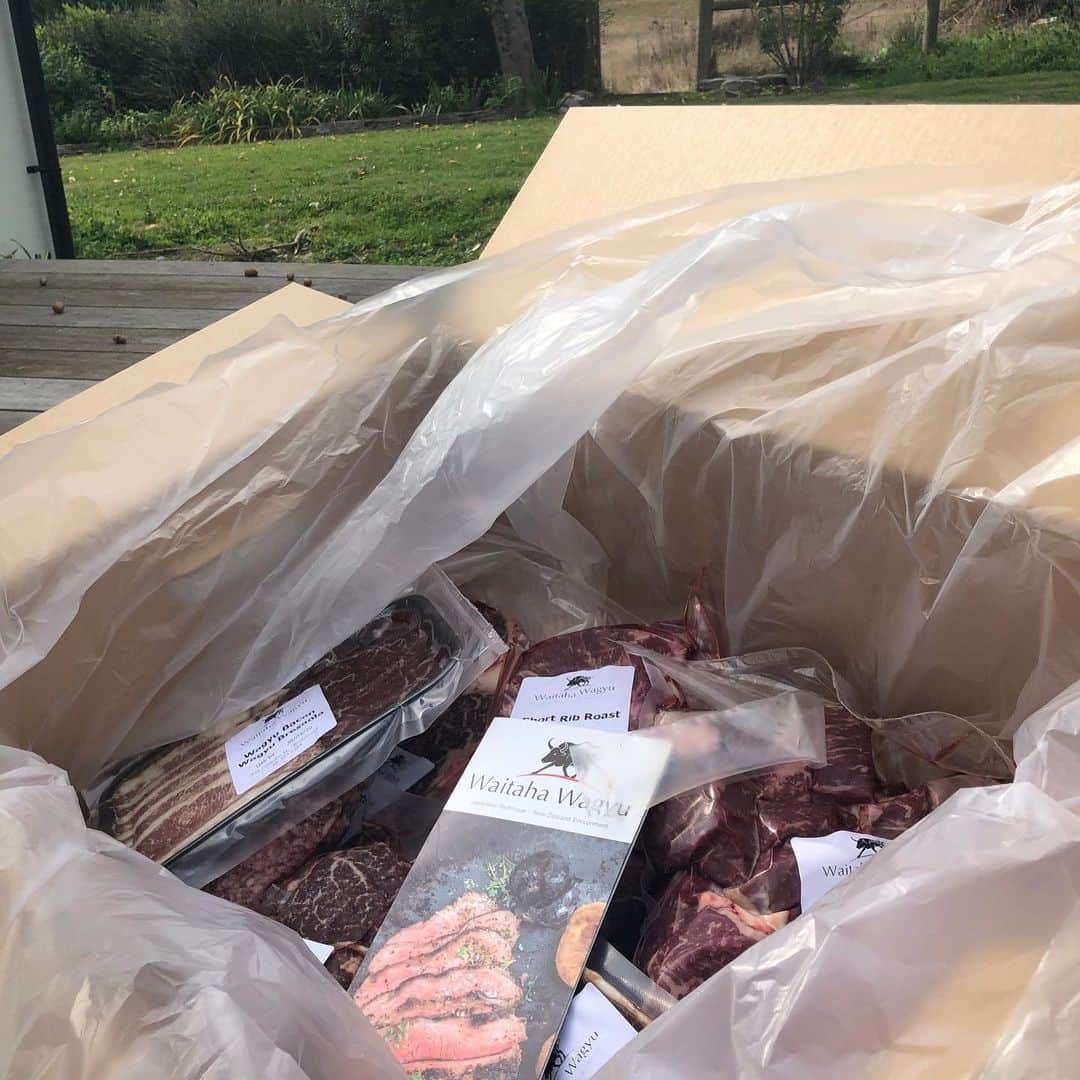 トンプソンルークのインスタグラム：「Happy that this box arrived today @waitahawagyu #hungry 楽しみです　＃肉」