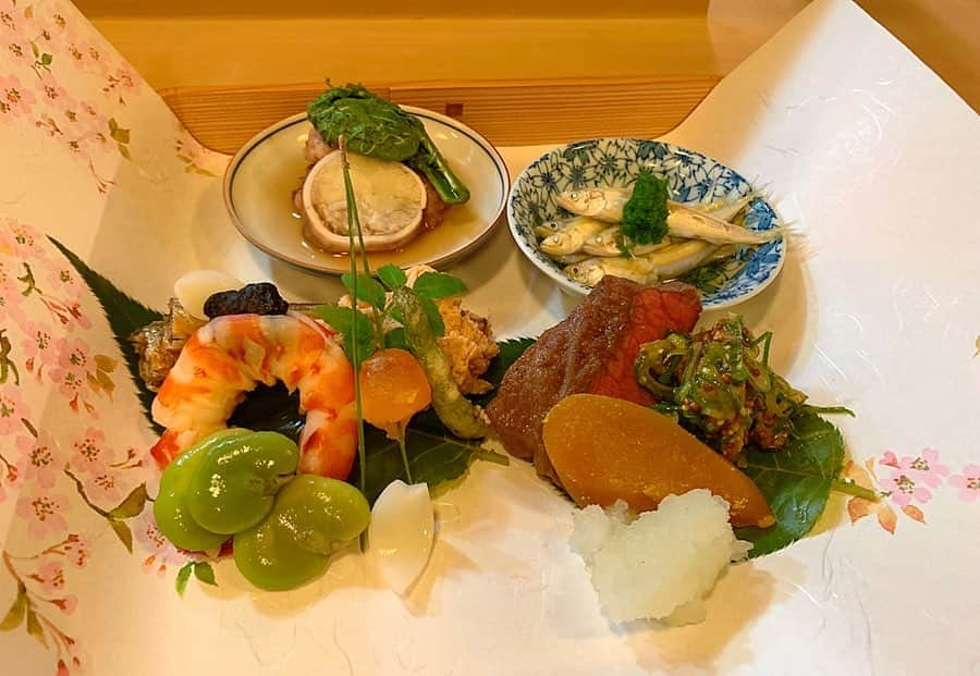 百合華さんのインスタグラム写真 - (百合華Instagram)「京都祇園にあるミシュラン一つ星の和食割烹『味 らく山』にてディナータイム🎶﻿ ﻿ 今回は店主お任せの春食材×天然河豚コースをいただきました💕﻿ ﻿ とっても豪勢な春の八寸にうっとり✨✨✨ ﻿ ﻿ 大将が自ら摘みに行かれた春の山菜達がふんだんに使用されていて、ひとつひとつに手間隙を惜しまない料理人の魂まで感じられる繊細な逸品達🥰﻿ ﻿ 天然河豚も大好物なので鉄皮やぶつ切りからの白子に唐揚げと、贅沢を大堪能なディナーコースで御座いました❤️ ﻿ ﻿ #japan﻿ #日本﻿ #kyoto ﻿ #京都﻿ #祇園﻿ #michelin1star ﻿ #ミシュラン一つ星﻿ #和食割烹﻿ #味らく山 ﻿ #ディナータイム﻿ #ディナーコース﻿ #山菜﻿ #春の旬﻿ #天然河豚﻿ #豪勢﻿ #贅沢﻿ #大堪能﻿ #美食﻿ #美食家﻿ #aumoグルメ﻿」4月9日 10時53分 - yurika.lovelily