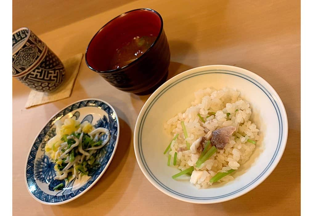 百合華さんのインスタグラム写真 - (百合華Instagram)「京都祇園にあるミシュラン一つ星の和食割烹『味 らく山』にてディナータイム🎶﻿ ﻿ 今回は店主お任せの春食材×天然河豚コースをいただきました💕﻿ ﻿ とっても豪勢な春の八寸にうっとり✨✨✨ ﻿ ﻿ 大将が自ら摘みに行かれた春の山菜達がふんだんに使用されていて、ひとつひとつに手間隙を惜しまない料理人の魂まで感じられる繊細な逸品達🥰﻿ ﻿ 天然河豚も大好物なので鉄皮やぶつ切りからの白子に唐揚げと、贅沢を大堪能なディナーコースで御座いました❤️ ﻿ ﻿ #japan﻿ #日本﻿ #kyoto ﻿ #京都﻿ #祇園﻿ #michelin1star ﻿ #ミシュラン一つ星﻿ #和食割烹﻿ #味らく山 ﻿ #ディナータイム﻿ #ディナーコース﻿ #山菜﻿ #春の旬﻿ #天然河豚﻿ #豪勢﻿ #贅沢﻿ #大堪能﻿ #美食﻿ #美食家﻿ #aumoグルメ﻿」4月9日 10時53分 - yurika.lovelily