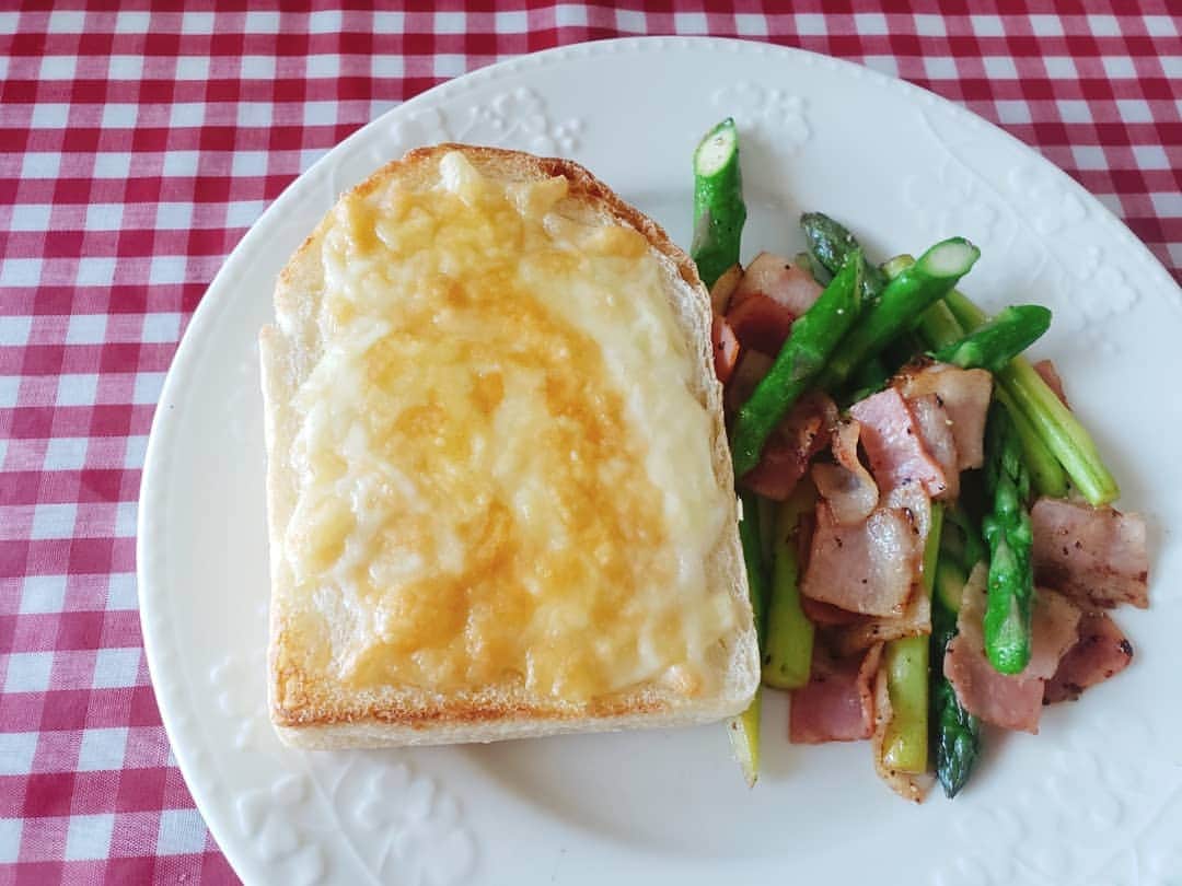 葉山いくみのインスタグラム：「今日の朝ごはん。 ドラゴーネの幻の食パンでチーズトースト🍞 贅沢～(⸝⸝ˊ࿀ˋ⸝⸝) #おうちごはん」