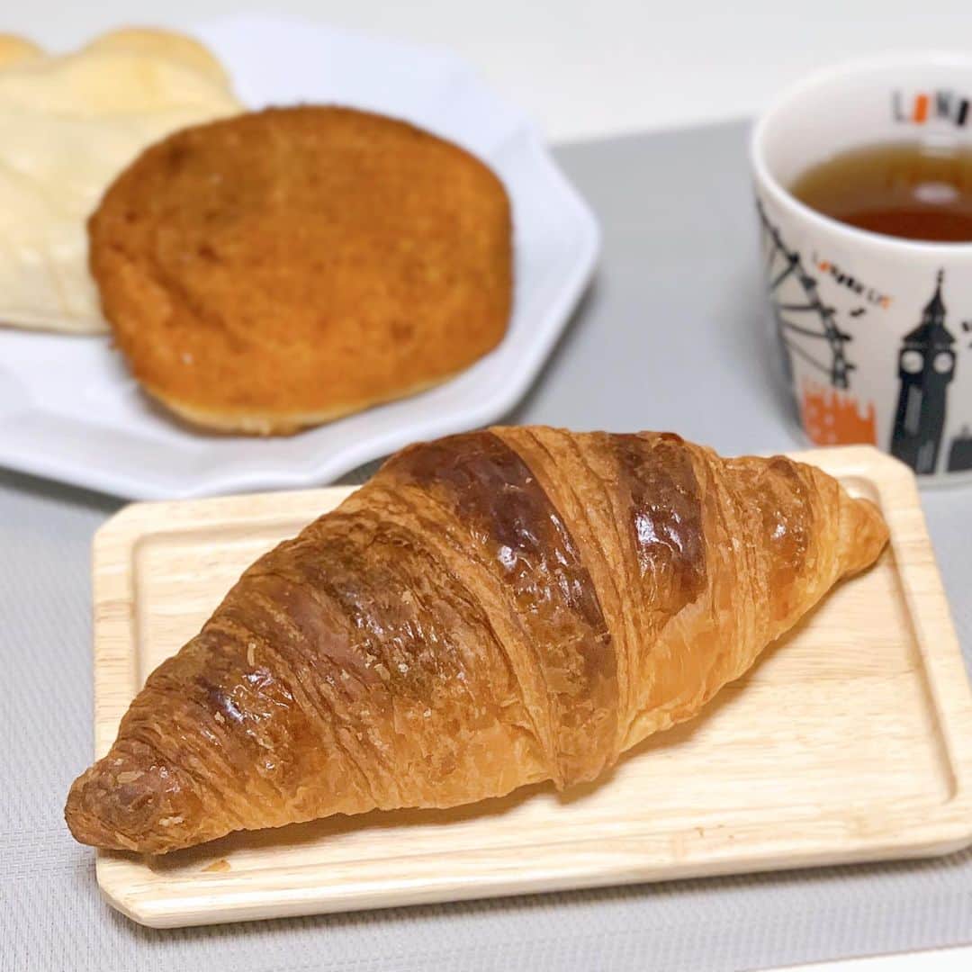 お取り寄せ手帖web 記者：AnNAのインスタグラム：「【クロワッサンnote】﻿ パンパティ グランベリーパーク店﻿ ﻿ さっくり感　★★☆☆☆﻿ パリパリ感　★★★☆☆﻿ バター感 ★★★☆☆﻿ ふわふわ感　★★☆☆☆﻿ 密度 ★★★☆☆﻿ 軽やかさ ★★☆☆☆﻿ 大きさ ★★★★☆﻿ ﻿ ﻿ クロワッサンの投稿を始めてから、﻿ 嬉しいことに、﻿ 美味しいパン屋さん情報を頂くことが増えました！﻿ ありがとうございます♪﻿ ﻿ ﻿ 今は、外出自粛&在宅勤務のため、﻿ 全然外には出られませんが、﻿ そのうち行きたいリストとして貯めておきます！﻿ ﻿ ﻿ しばらくは、過去の撮影したものの投稿になりますが、﻿ お付き合い頂けますと嬉しいです♪﻿ ﻿ 今回のクロワッサンも、﻿ ちょっと前のものです(._.)﻿ ﻿ なんと、パンパティさんは、﻿ ギネス記録を持つパン屋さん！！！﻿ ﻿ すごーい！﻿ 先輩が出張のお土産で買ってきてくれました！﻿ ﻿ クロワッサン&ギネス記録のカレーパン！﻿ ﻿ クロワッサンの感想を書かなきゃ、と﻿ 思いつつも、﻿ この、ステーキカレーパンが美味しかった！！﻿ こんなに大きいお肉がそのまま入ったカレーパンは、﻿ 初めて食べました！﻿ ﻿ 他にも、パンの種類が豊富ということで、﻿ 今度は、自分でもお店まで行ってみたい！と思ってます！﻿ ﻿ ﻿ ﻿ #クロワッサン﻿ #クロワッサンnote﻿ #note﻿ #パン﻿ #ベーカリー﻿ #パンパティ﻿ #painpati﻿ #グランベリーパーク﻿ #カレーパン﻿ #ステーキカレーパン﻿ #ギネス記録﻿ #ギネス記録のカレーパン﻿ #町田﻿ #丸の内ol﻿ #お取り寄せ手帖﻿ #パン好きな人と繋がりたい」