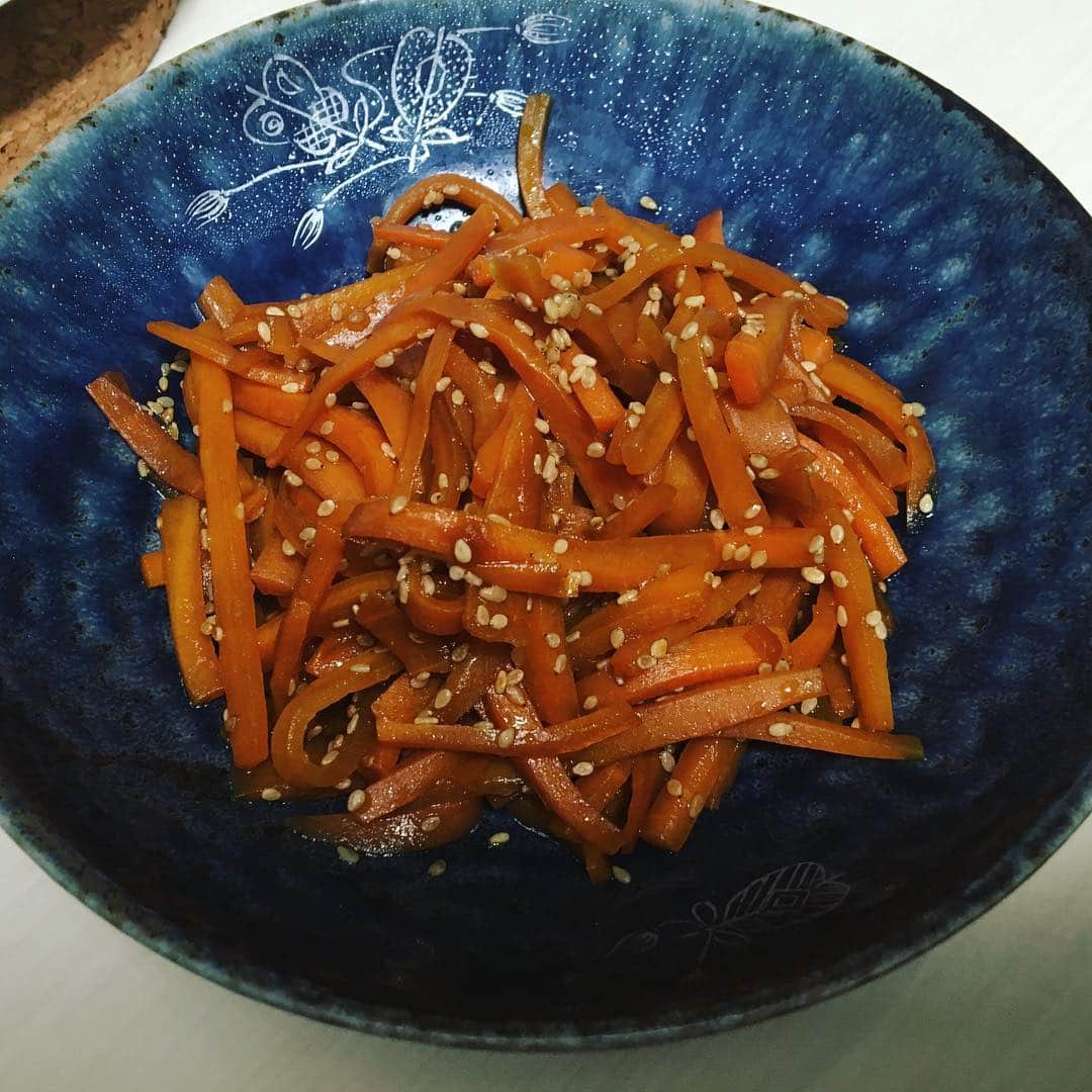 杜このみのインスタグラム：「今日の一品♪ #にんじんのきんぴら これは、肉じゃがやカレーを作った時に出がちな余った人参を使った簡単レシピです♪ 人参を細切りして、お醤油、みりん、少量のはちみつを入れて水気が無くなるまで炒めたら、炒りごまを混ぜて出来上がり♪」