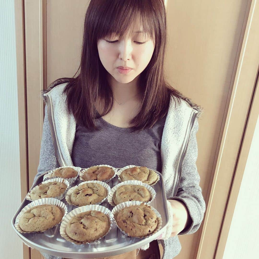 加藤響子さんのインスタグラム写真 - (加藤響子Instagram)「抹茶マフィン焼いてみましたが なぜか緑色じゃない👩‍🍳あれれ笑  抹茶入りの緑茶を潰して、生クリームの代わりに豆腐を。 チョコチップのかわりに小豆を入れて和風に仕上げました🍵  初めてにしては、上出来〜😙 これを機に他にも挑戦してみようっと♬  #マフィン作り  #おうち時間を楽しむ  #抹茶」4月9日 11時06分 - katokyooooooooo