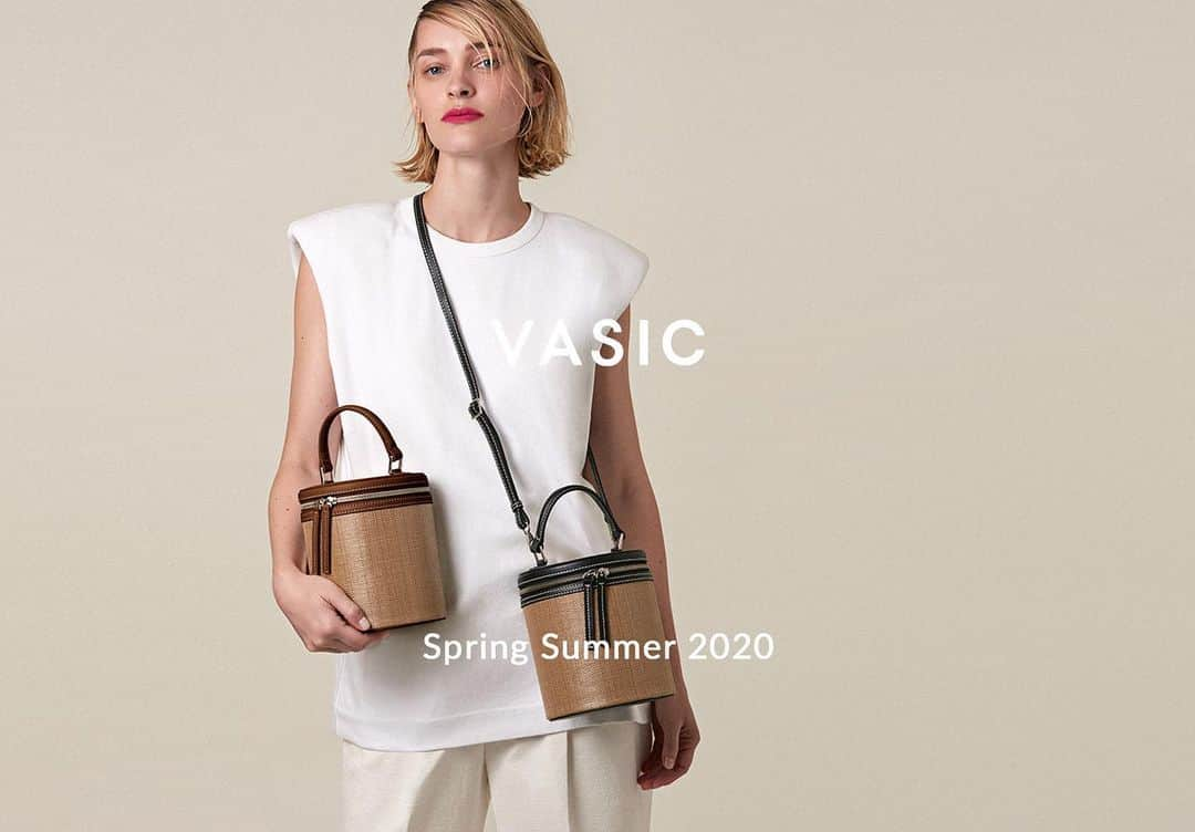 Vasic News In jpさんのインスタグラム写真 - (Vasic News In jpInstagram)「Spring Summer 2020 Collectionの新作が登場！ ラフィア調素材にレザーのアクセントがファッショナブルなりシーズは、バニティー型や人気の“Bee（ビー）”型、そしてトートバッグ型など豊富なラインナップを取り揃えております。  ぜひVC SHOPでご確認ください。 →VC SHOPへはプロフィールのURLよりアクセスしていただけます。  #vasic #SS20 #luca #beemini #beeminimini #jour #jourmini #ラフィア #vcshop #onlineshopping #vasicnews」4月9日 11時07分 - vasic_japan