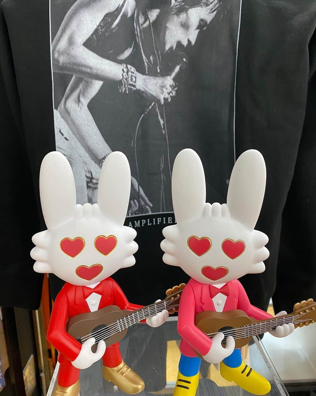 MEDICOM TOYさんのインスタグラム写真 - (MEDICOM TOYInstagram)「🐰🎸 © Babys © Mikio Ariga  #ヒトハタウサギ #忌野清志郎 #メディコムトイ #amplifier #vcd #medicomtoy」4月9日 11時23分 - medicom_toy